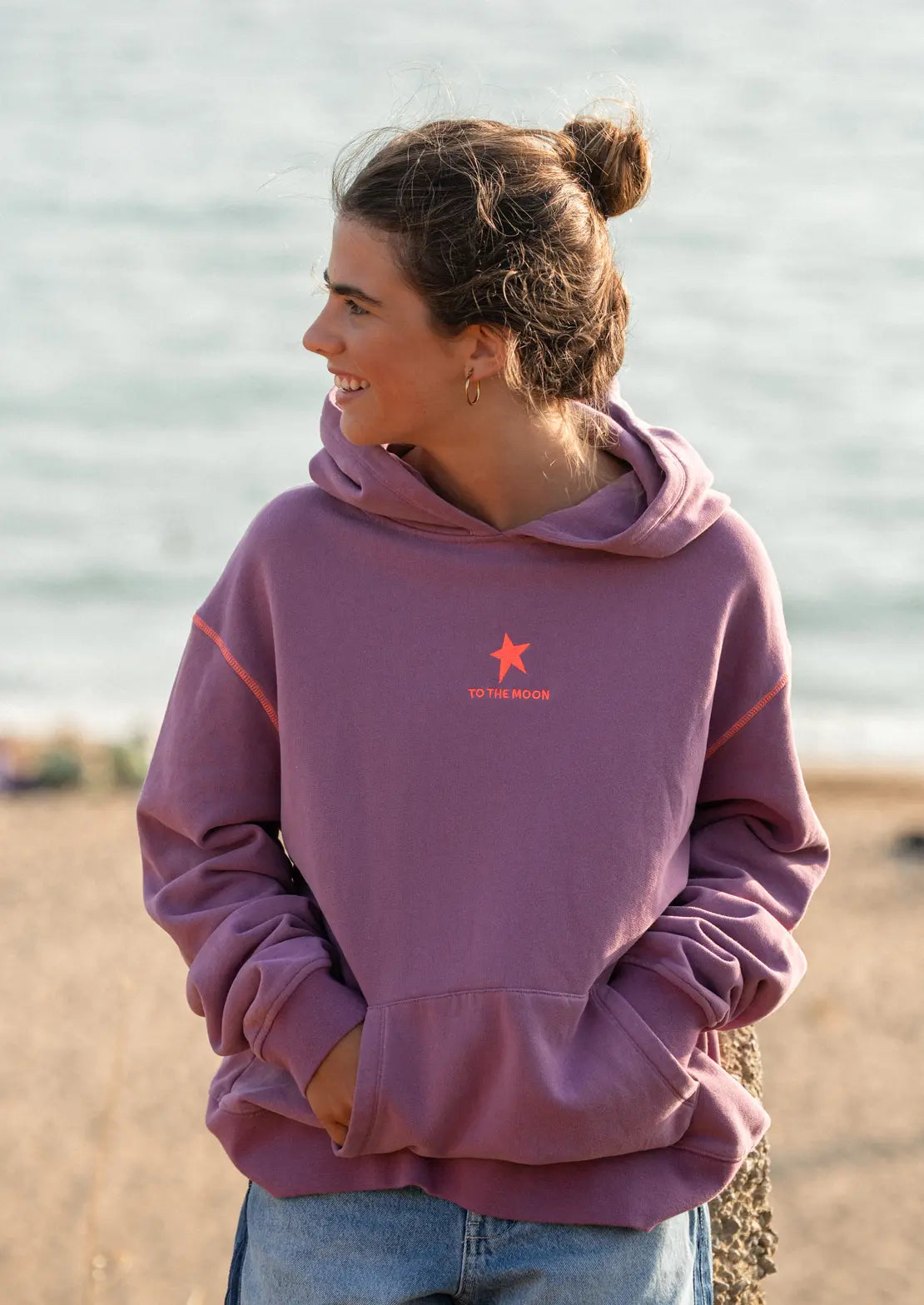 Hoodie Star Berry de To the Moon. Ideal para mujer y teen, color rosa, ideal para el verano. Vista delantera, bordado estrella.