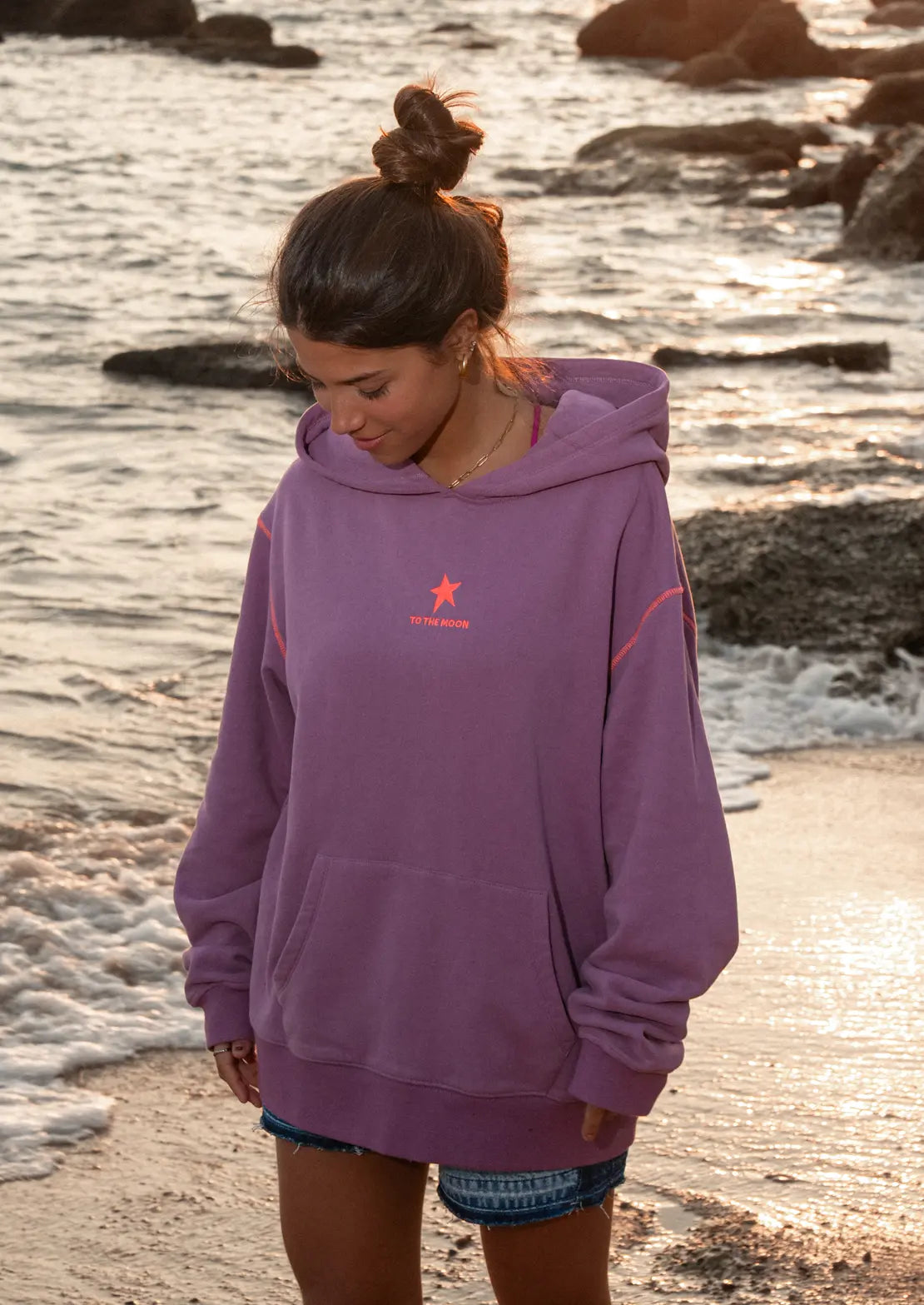 Hoodie Star Berry de To the Moon con capucha y bolsillo canguro. Ideal para mujer y teen, color rosa, ideal para el verano.