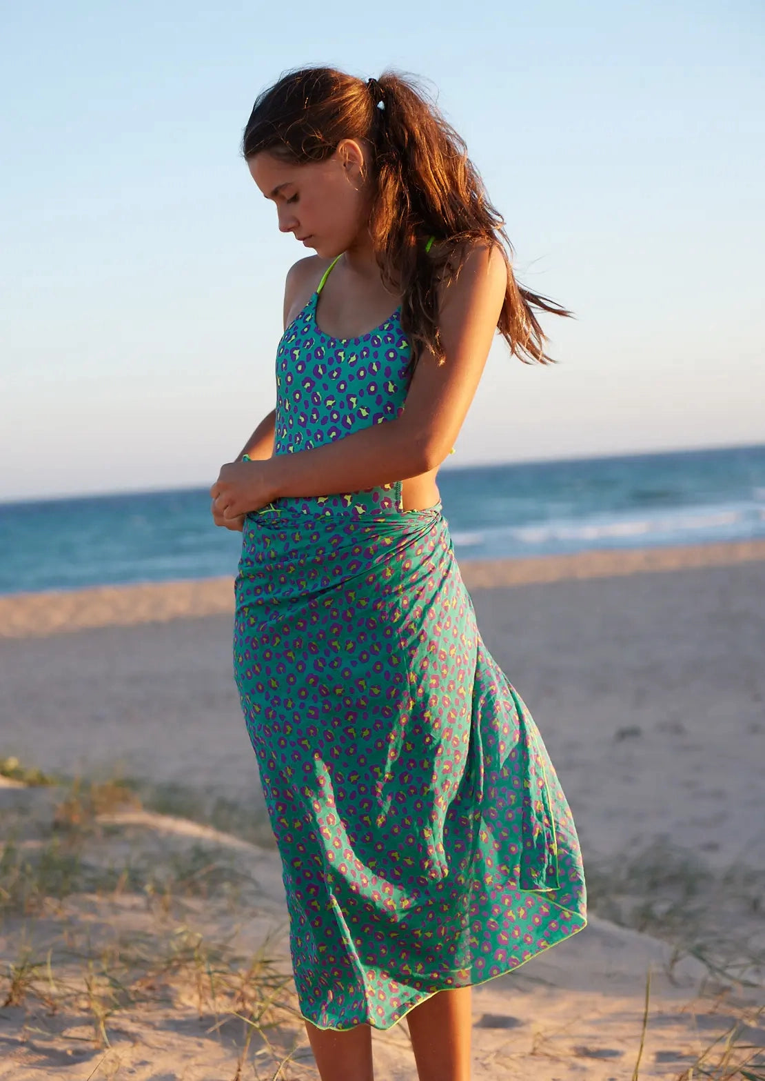 Pareo a juego con bañadores, trikinis, tankinis y bikinos de To the Moon. Estampado de To the Moon. Estampado exclusivo leopardo en azul aqua con contrastes amarillo flúor a juego con bañadores y bikinis.