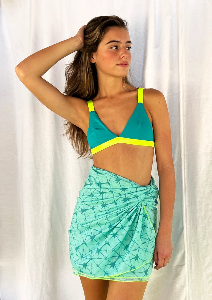 pareo para la playa azul agua y amarillo flúor. Nueva colección de pareos de playa to the moon