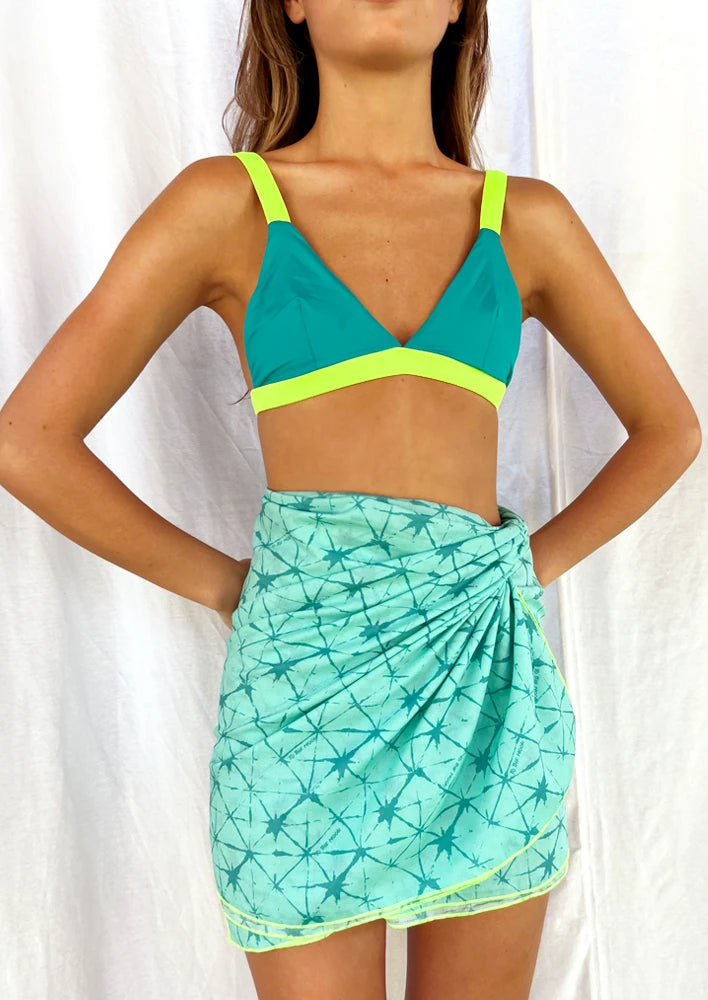 pareo azul agua y amarillo flúor con estampado tie dye de to the moon