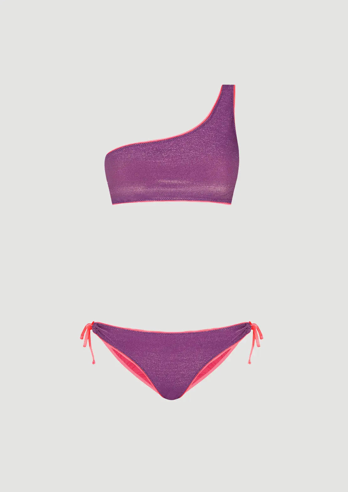 Silueta del Bikini Asimétrico Lúrex Grape de To The Moon sobre fondo blanco para mujer y teen.