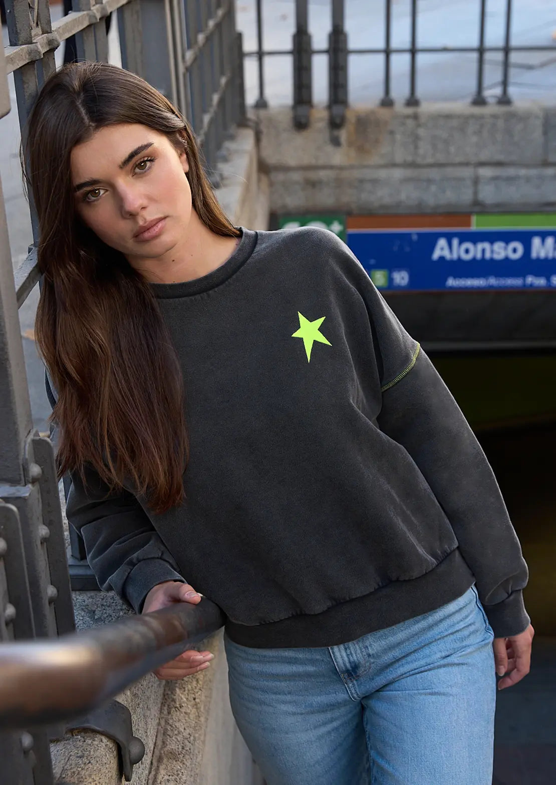 Sudadera de To the Moon en color negro. Bordado delantero y serigrafía trasera estrella estampado animal print.