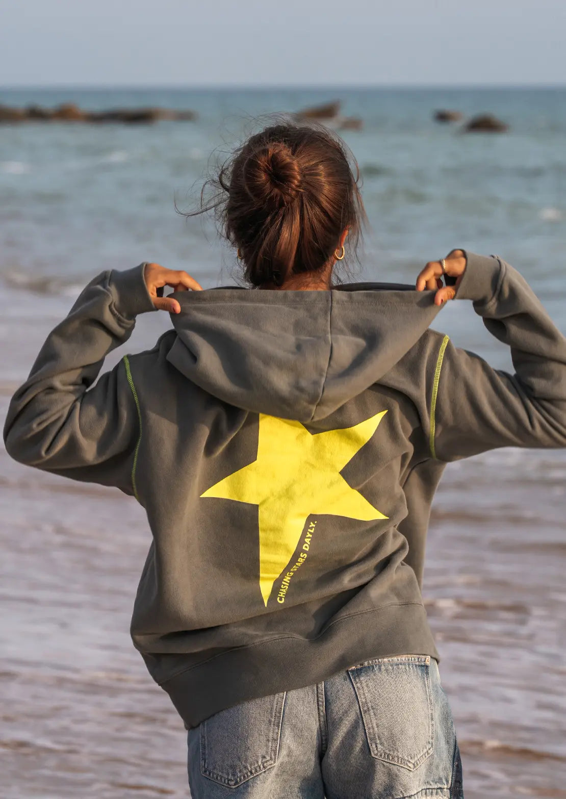 La sudadera gris con capucha y bolsillo canguro de To the Moon para el verano, con capucha y bolsillo canguro. y estrella en la espalda