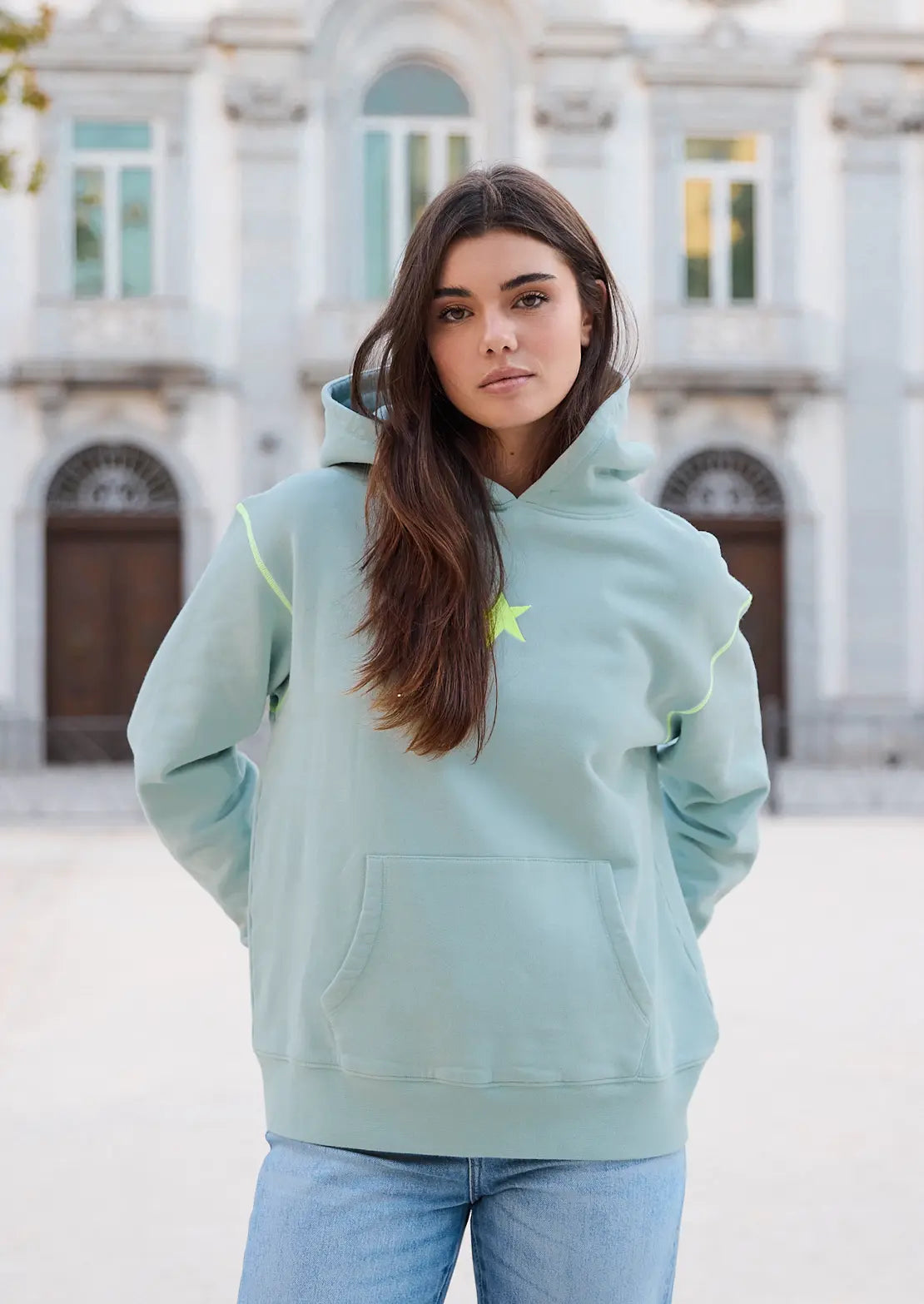 La sudadera Animal Print Bambú de la temporada con capucha y bolsillo canguro de To the Moon. Serigrafía amarillo neón estrella leopardo y bordado de marca en parte delantera.