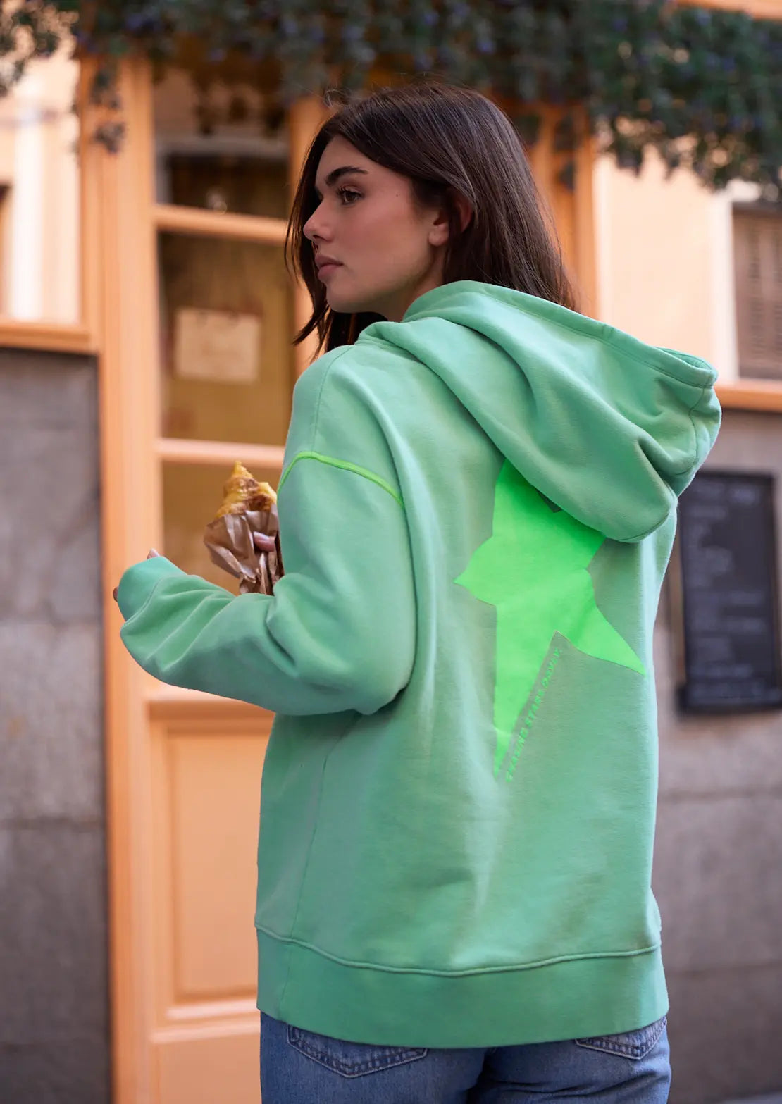La sudadera verde de la temporada con capucha y bolsillo canguro de To the Moon. Serigrafía verde flúor estrella y bordado de marca en parte delantera.