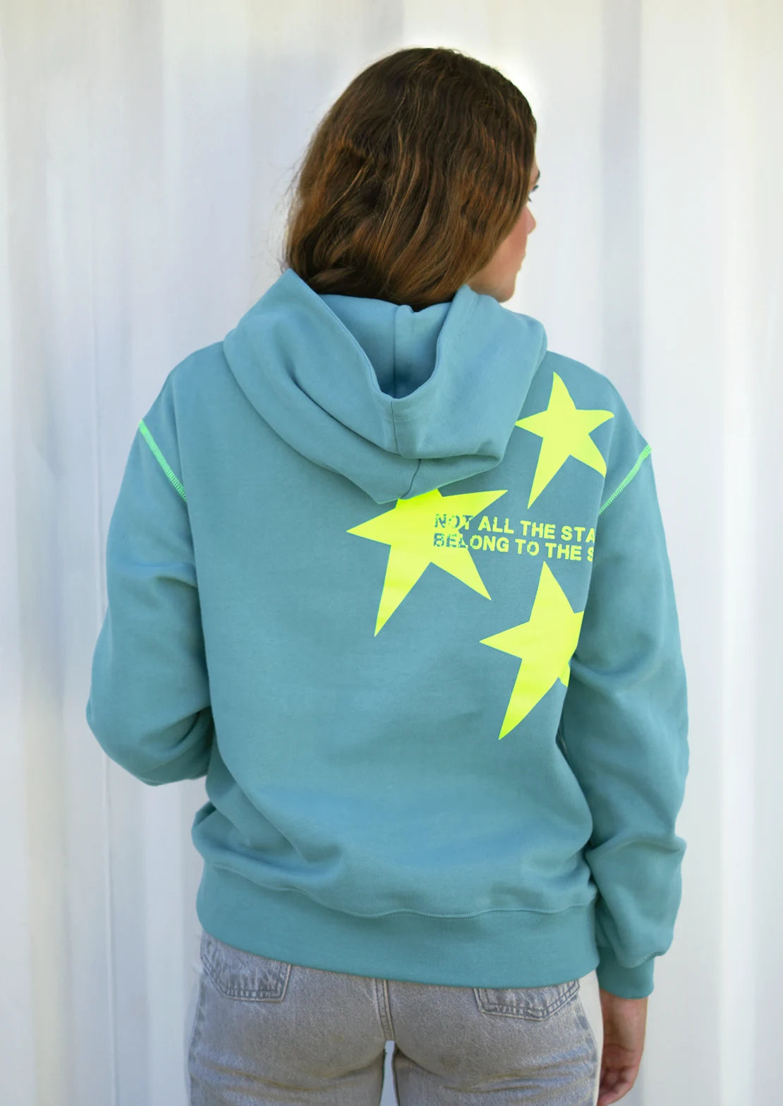 Sudadera ideal para teens en color azul agua empolvado, con capucha y bolsillo canguro de To the Moon.