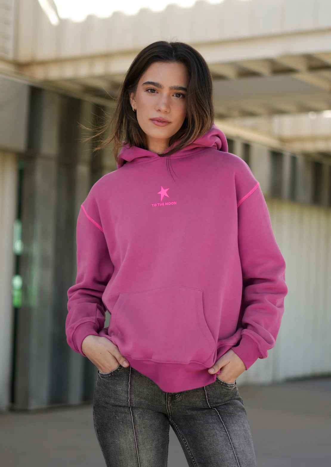 Comprar sudadera de To the Moon en color fresa-burdeos con capucha y bolsillo canguro.