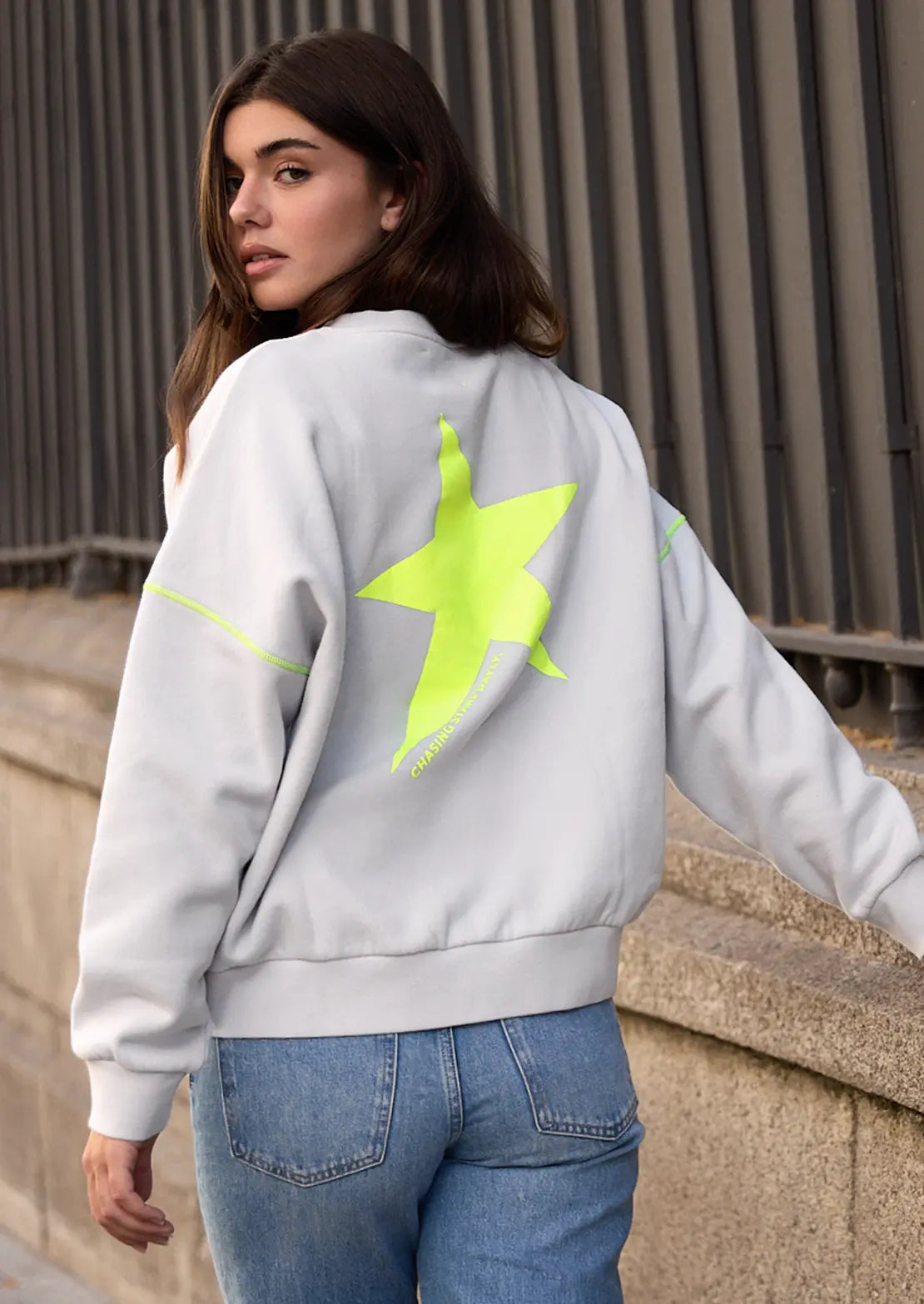 Sudadera de To the Moon en color gris claro manga caída ideal para teens. Bordado delantero y serigrafía trasera y costuras en amarillo flúor.