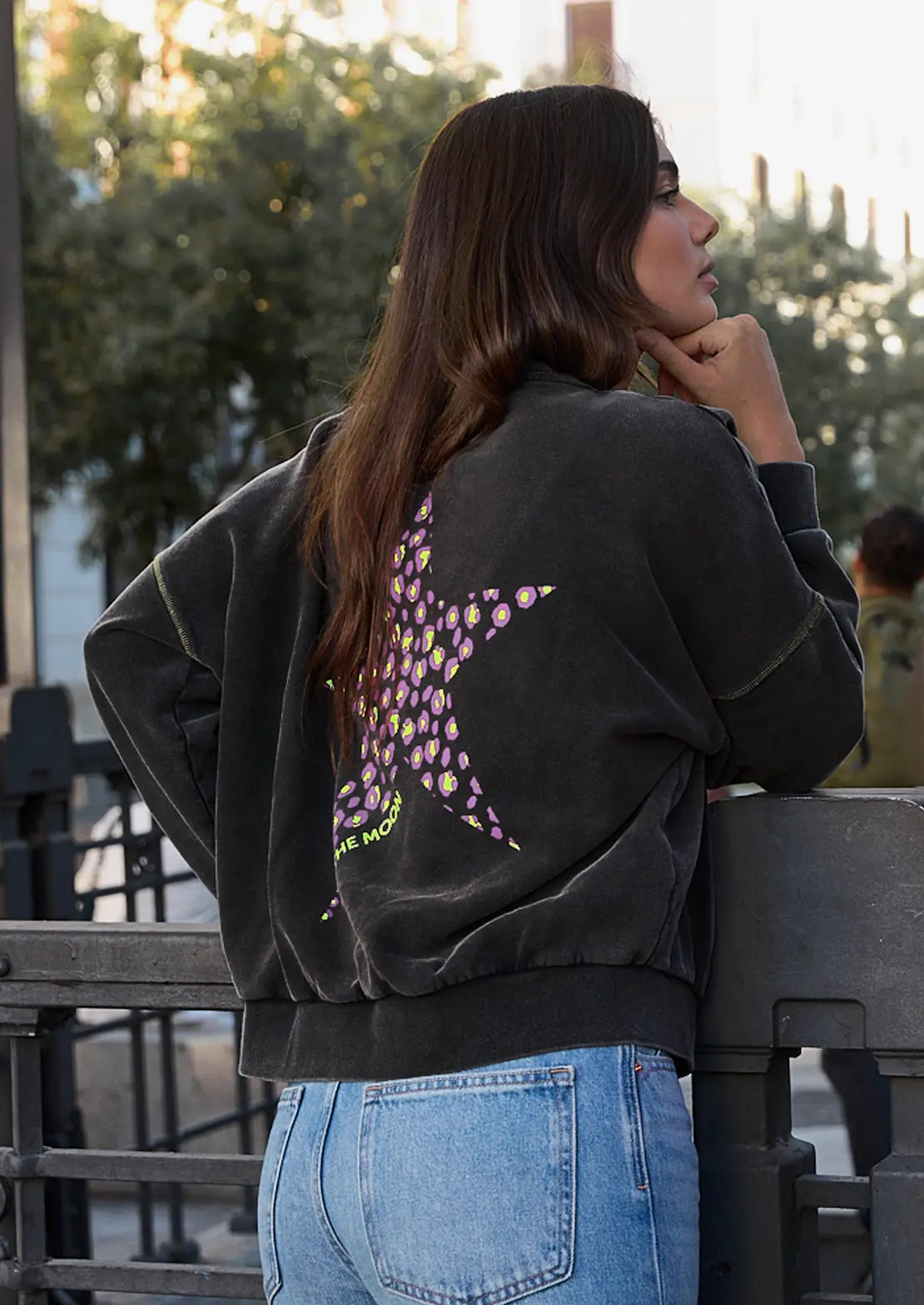 Sudadera de To the Moon en color negro manga caída ideal para teens. Bordado delantero y serigrafía trasera y costuras en amarillo flúor.