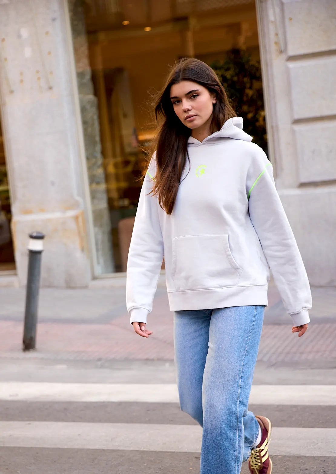 Comprar sudadera de To the Moon en color gris claro pantone luna rock con capucha y bolsillo canguro. Estrellas serigrafía amarillo flúor y gris.