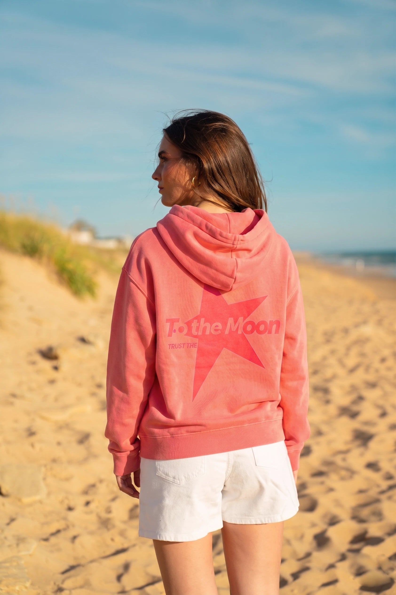 Hoodie color coral estrella flúor con capucha y bolsillo canguro ideal para teens de To the Moon. Estrella serigrafiadaa en la espalda.