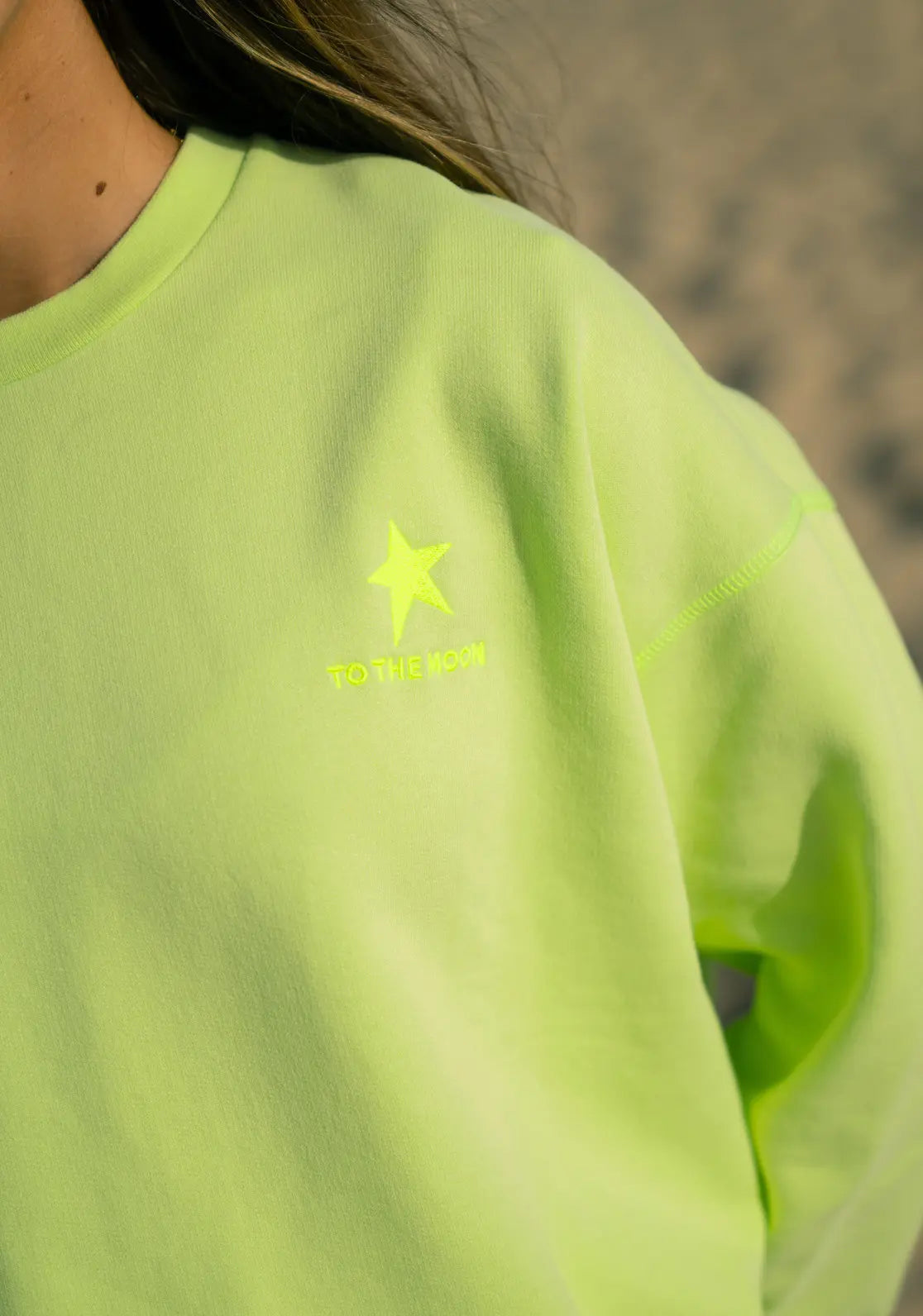 Sweat Loose Lima diseño con manga caída color amarillo con contrastes flúor, detalle bordado pecho.