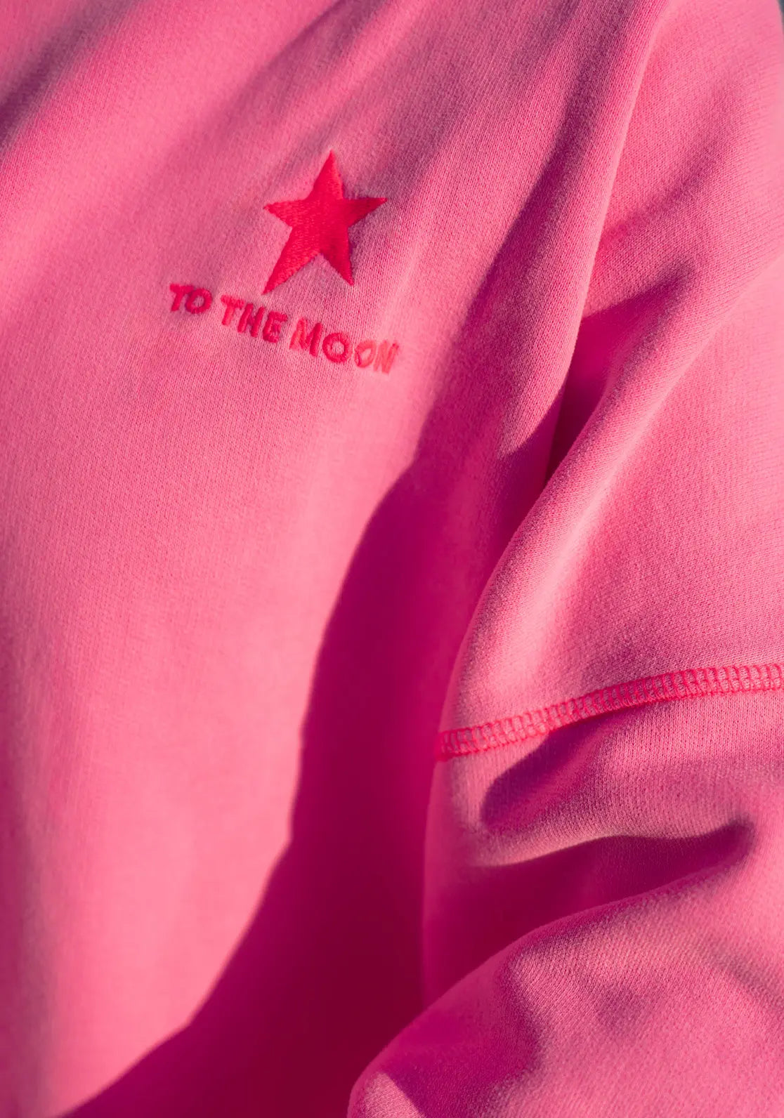 Sudadera Star Neon Pink detalle estrella bordada en el pecho color rosa con contrastes flúor y ideal para el verano.