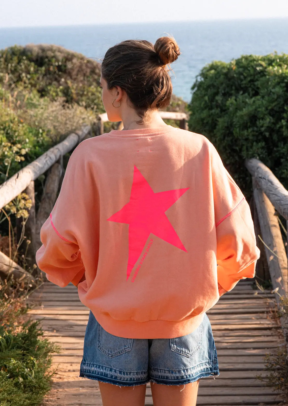 Sudadera Star Peach de To the Moon.  Ideal para mujer y teen, color melocotón, ideal para el verano. Vista de la estrella de la espalda.