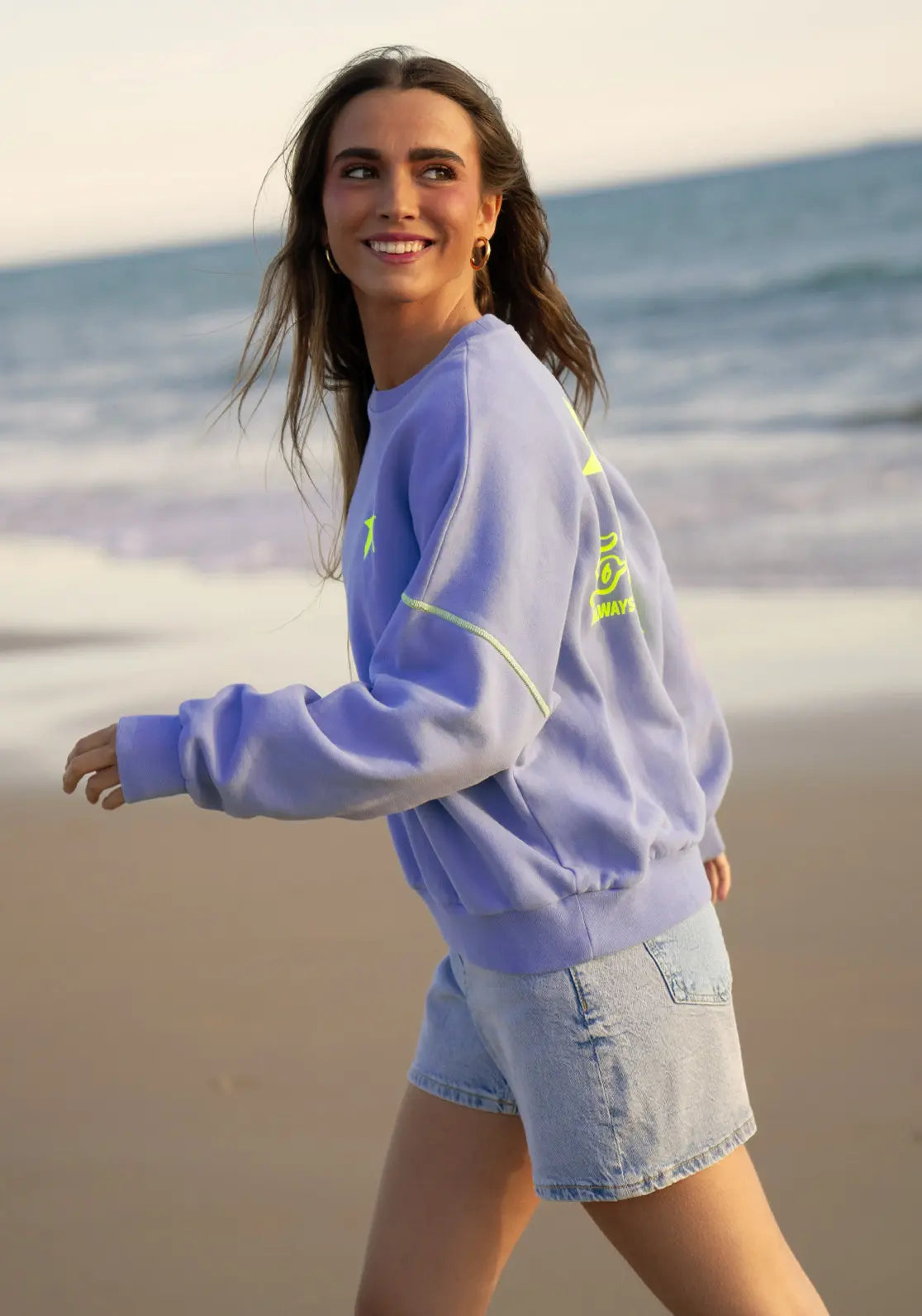 Sudadera Summer Club Lavender diseño con manga caída color lila con contrastes flúor