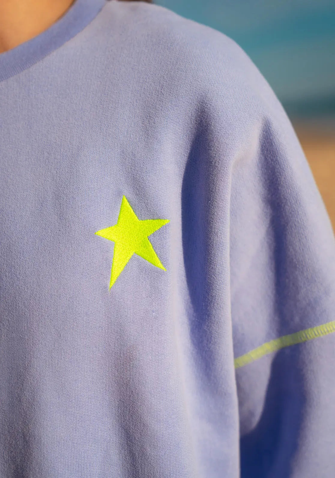 Sudadera Summer Club Lavender diseño con manga caída color lila con contrastes flúor detalle estrella bordada en el pecho.
