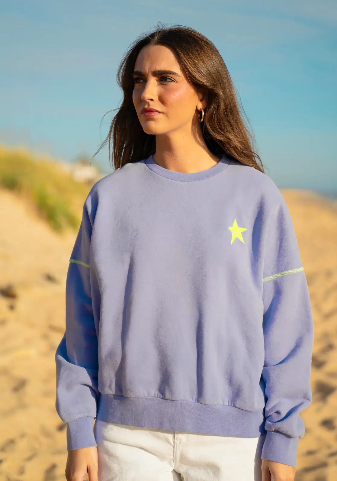 Sudadera Summer Club Lavender diseño con manga caída color lila con contrastes amarillo neon vista frontal.