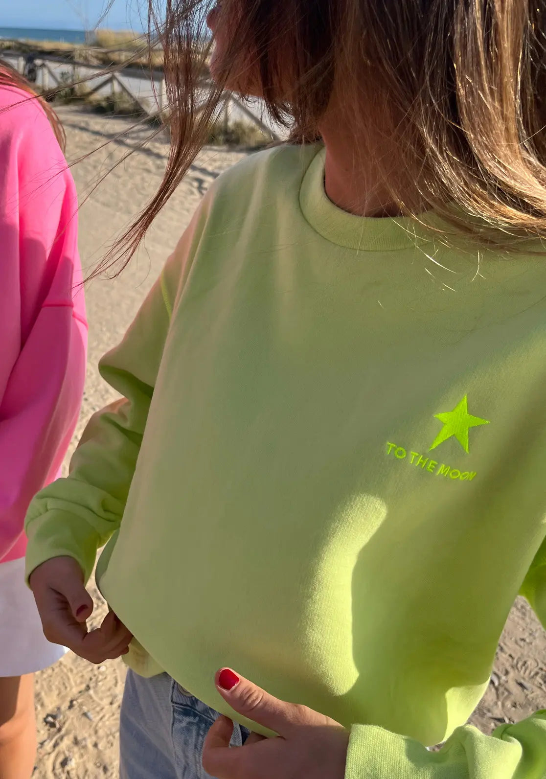 Sudadera Loose Lima diseño con manga caída color verde lima con contrastes flúor