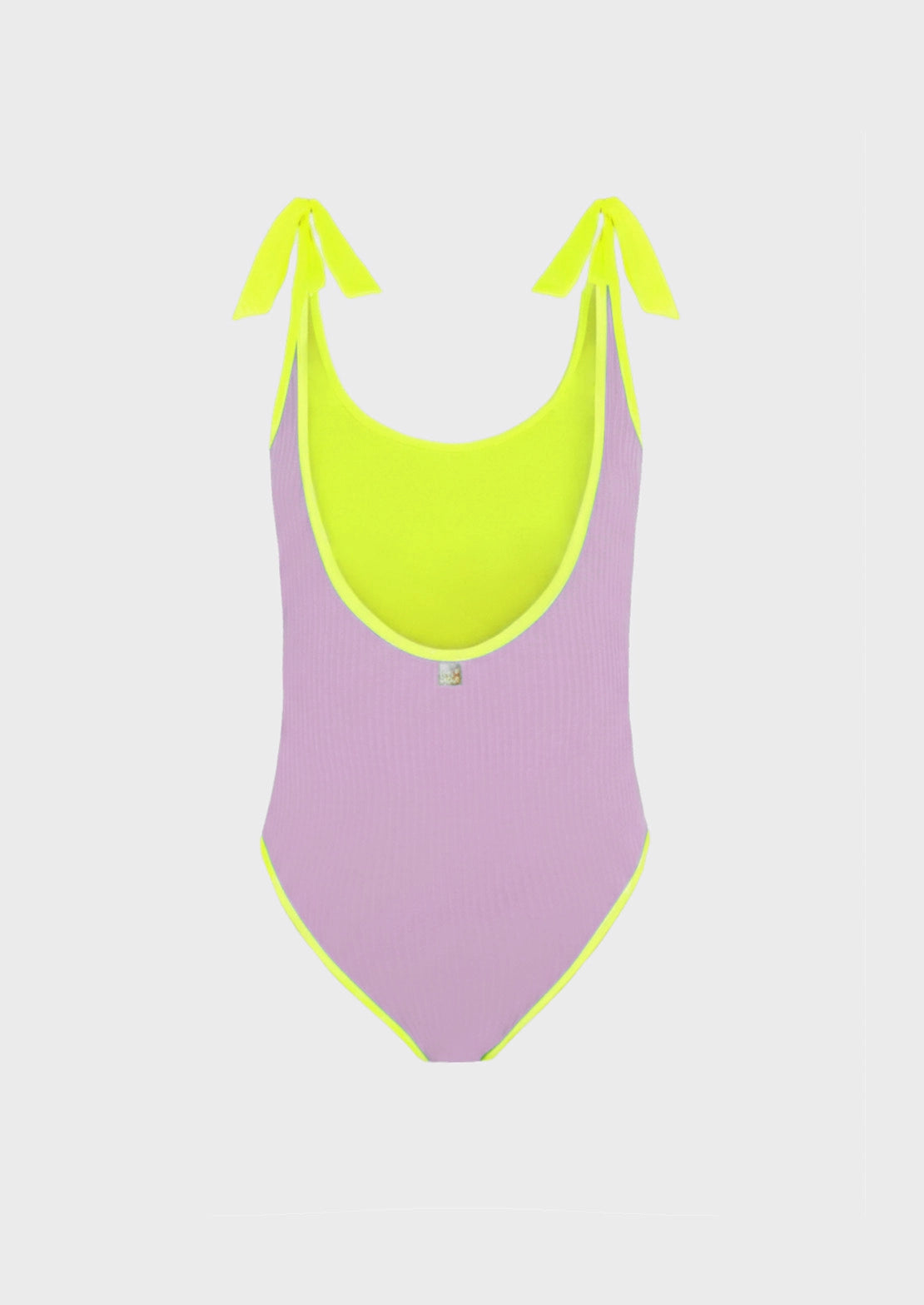 Silueta trasera del bañador en rosa claro con textura, lazos en hombros y remallado amarillo flúor