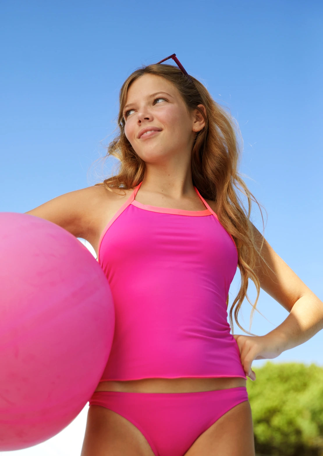 Tankini de To the Moon modelo Fucsia ideal para teens  en fucsia y coral flúor. Conjunto camiseta y braguita.