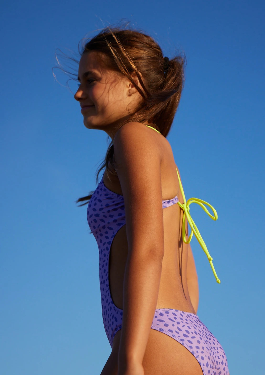 Trikini para teens modelo Teen Print Lila de To the Moon estampado con motas moradas en fondo lila y tirantes amarillo neón.