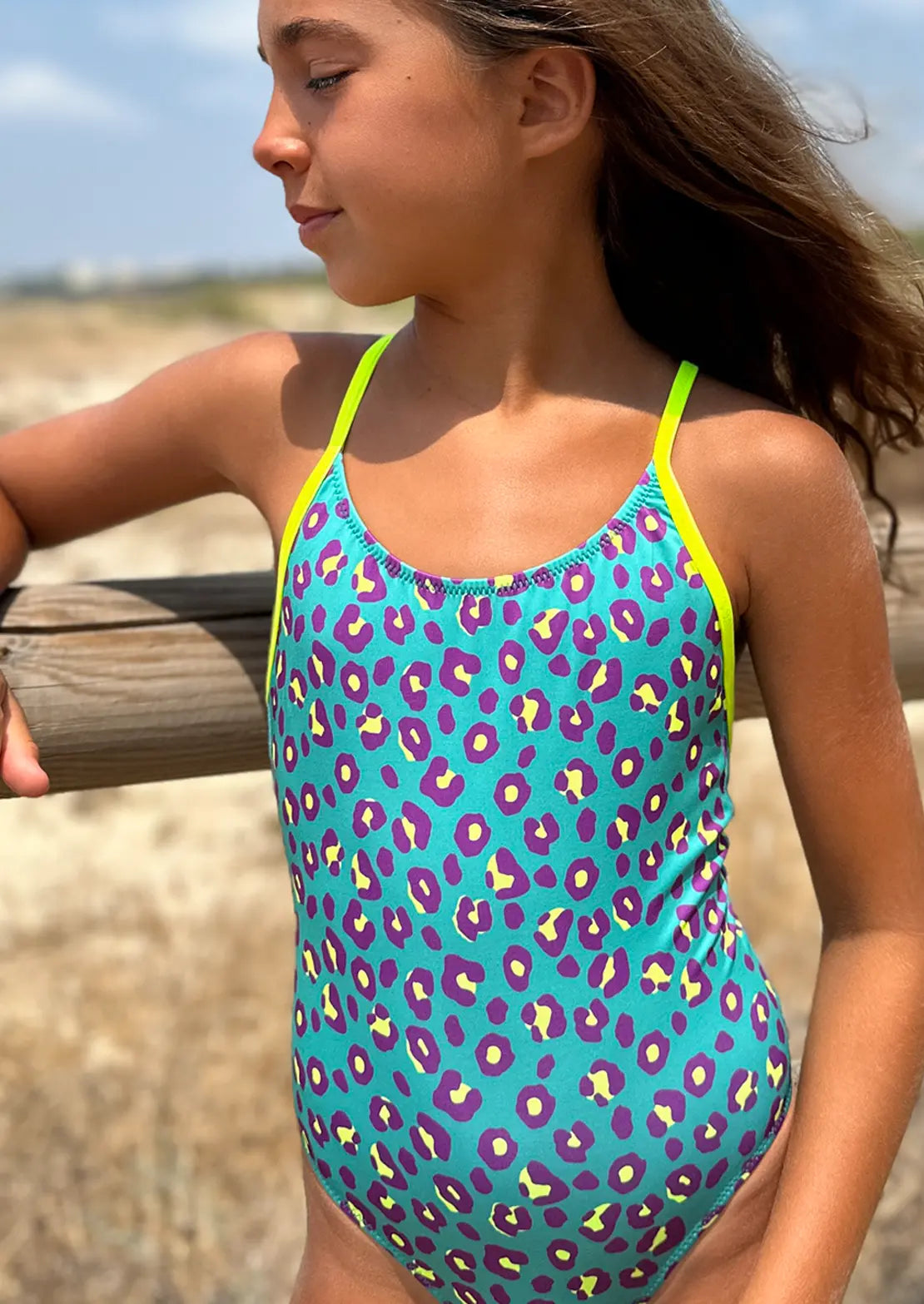 Bañador para niña con estampado Leopardo Aqua azul, morado y amarillo flúor, con tirante central en la espalda para niñas y teens de To the Moon.