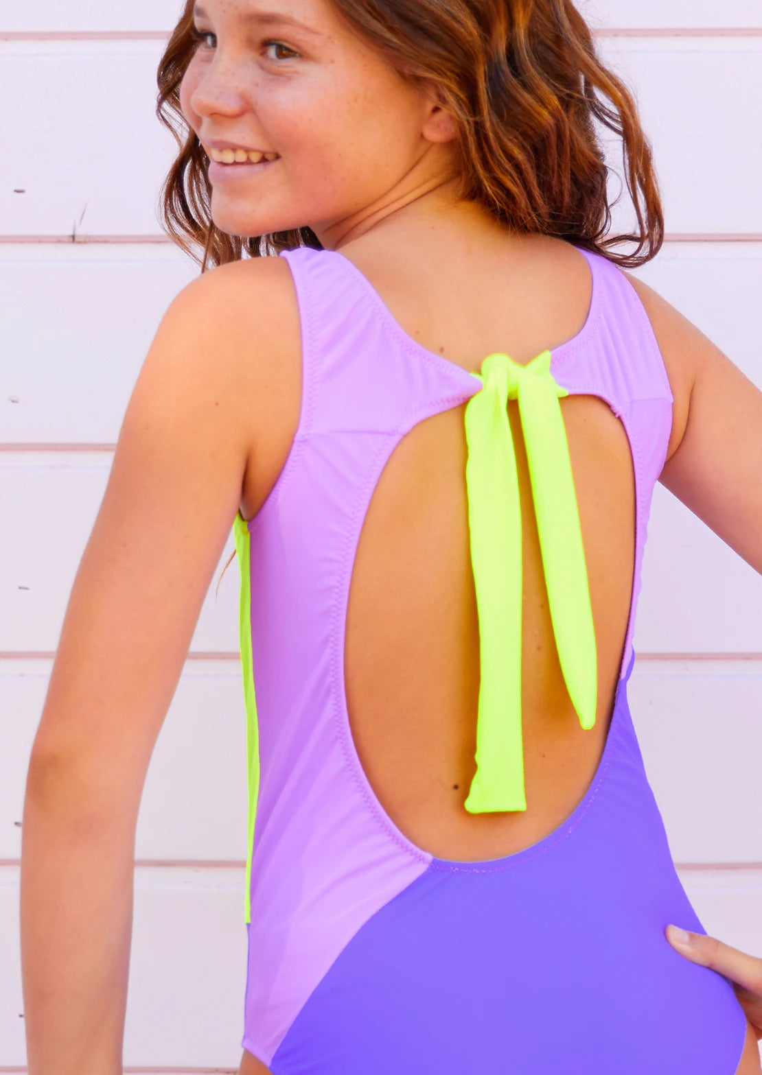 Bañador de To the Moon modelo Bardot Lila Flúor ideal para niñas y teens color lila, amarillo flúor y morado.