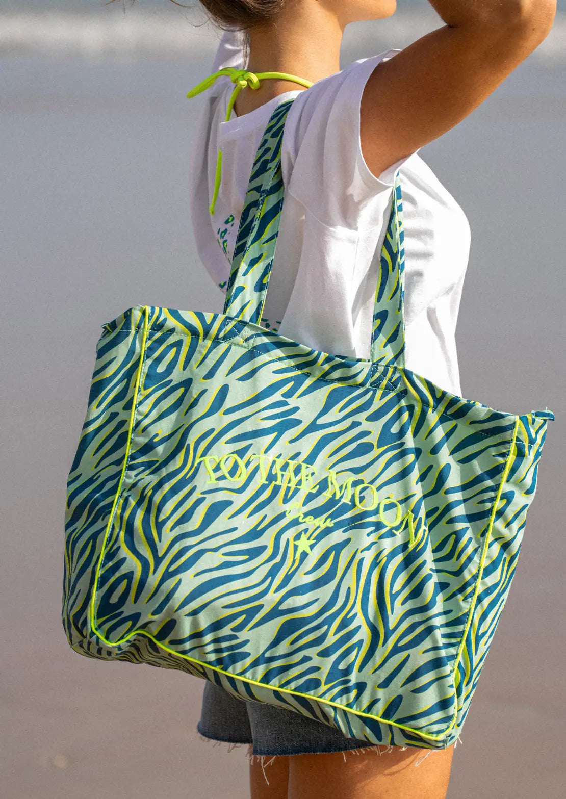 Comprar tote bag de To the Moon estampado cebra mint bordada con cremallera y toques flúor.