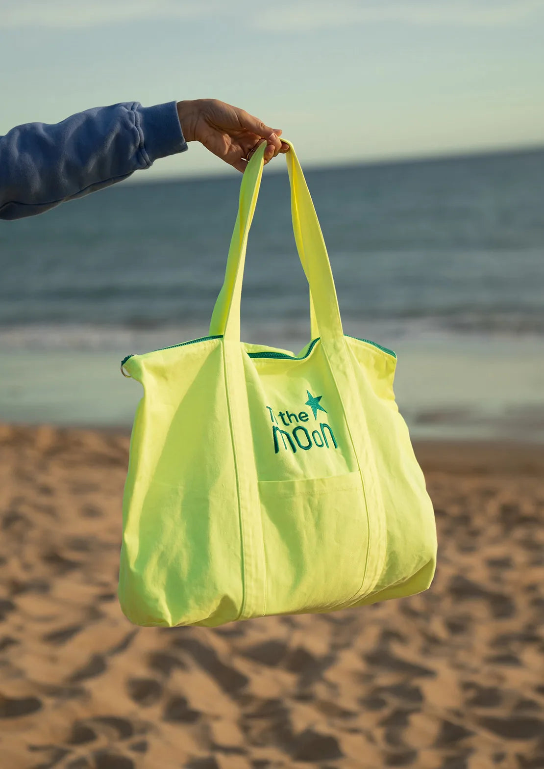 Bolsa de playa en color amarillo neon multiusos con cremallera de To the Moon ideal para ir a la piscina.