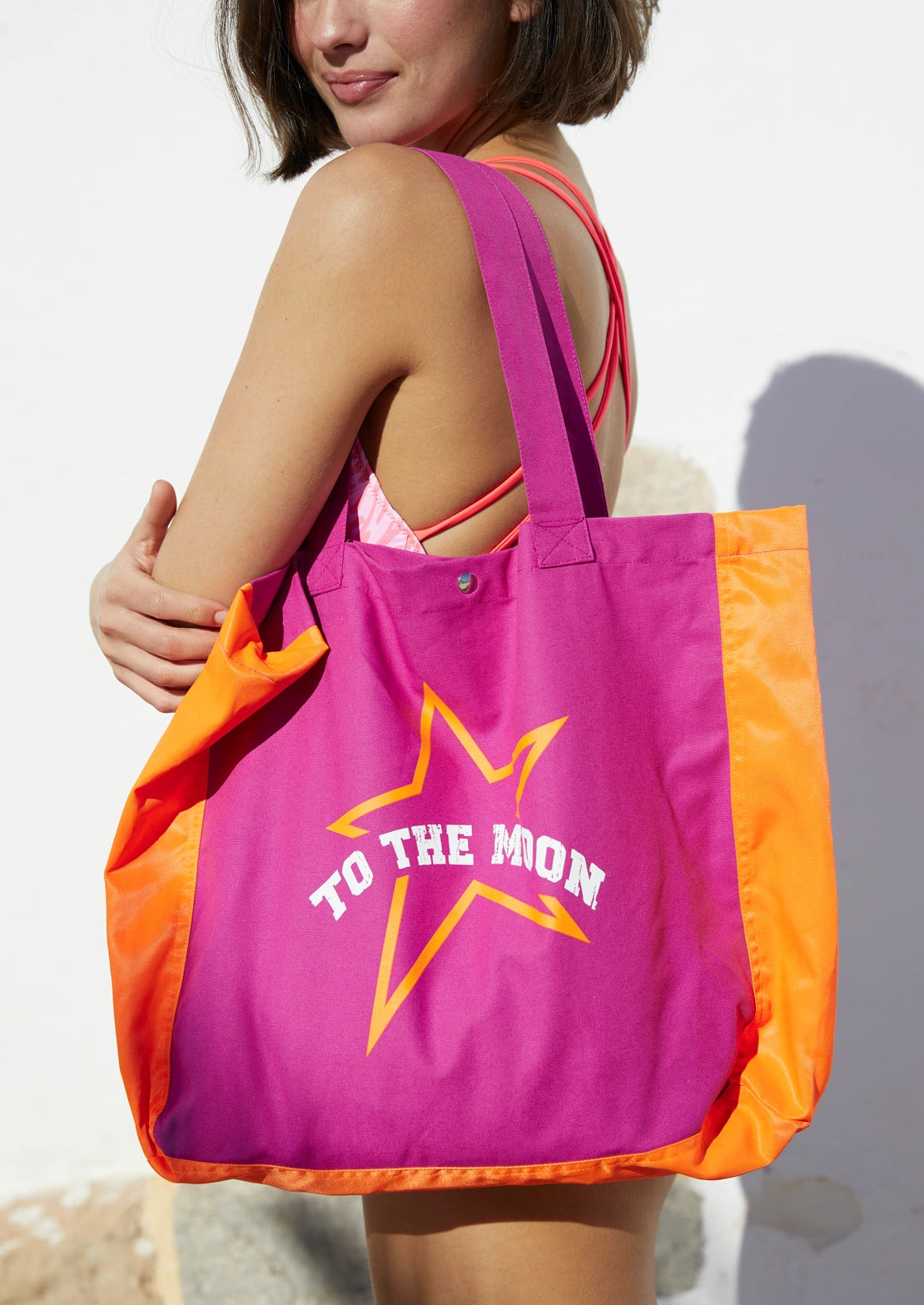 Comprar bolsa porta-todo de To the Moon, para la playa o para lo que tú quieras. Bolsa en color fucsia y naranja flúor con marca To the Moon.