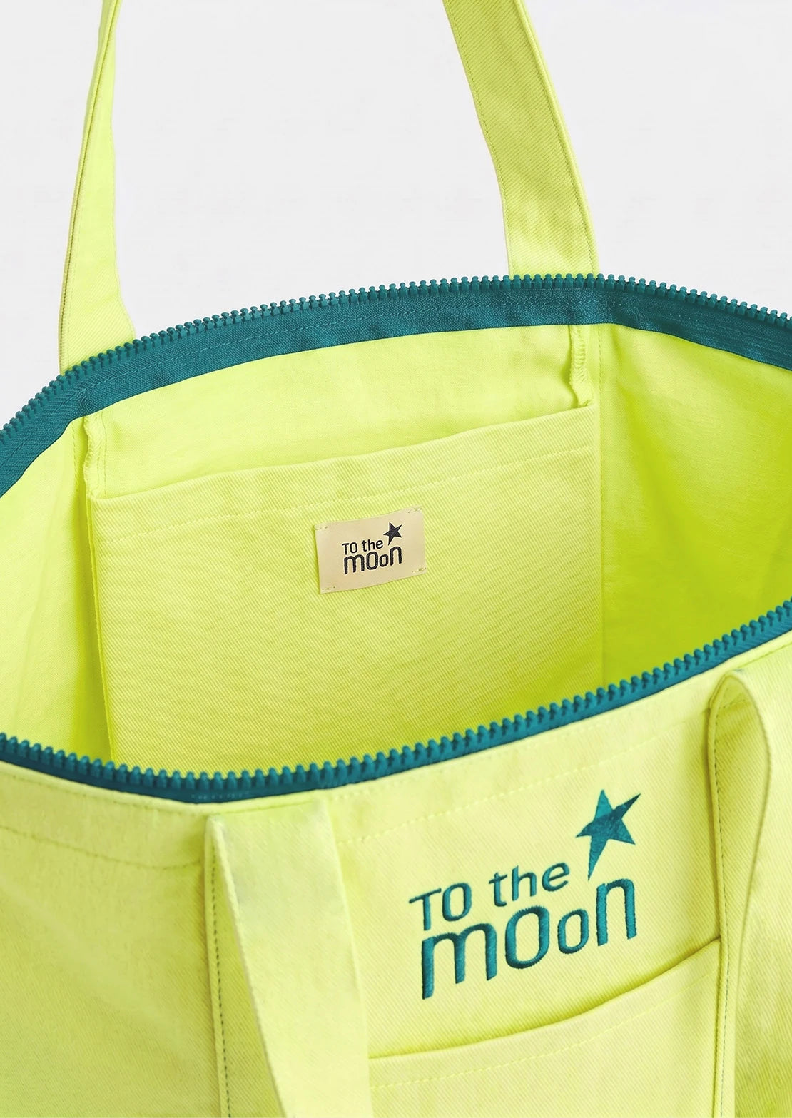 Bolsa multiusos en color amarillo flúor con cremallera de To the Moon ideal para niña y mujer para uso diario.