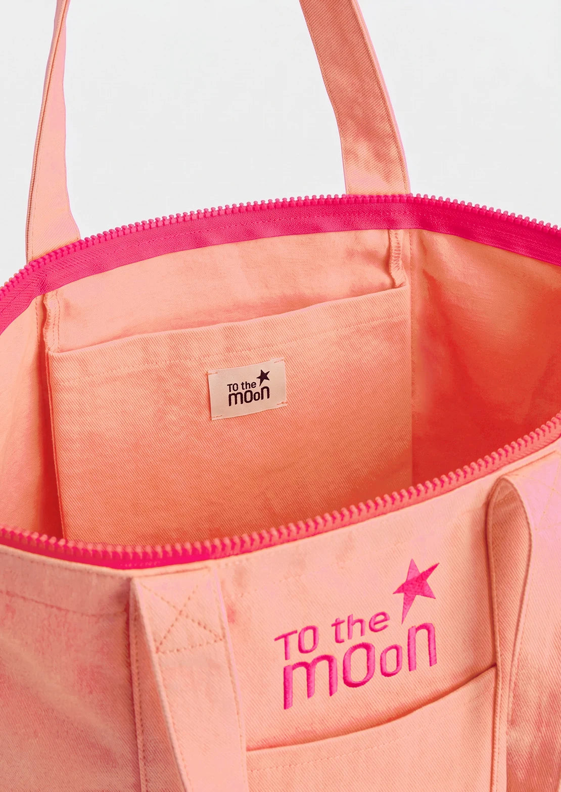 Bolsa multiusos en color melocotón flúor con cremallera de To the Moon ideal para niña y mujer para uso diario.
