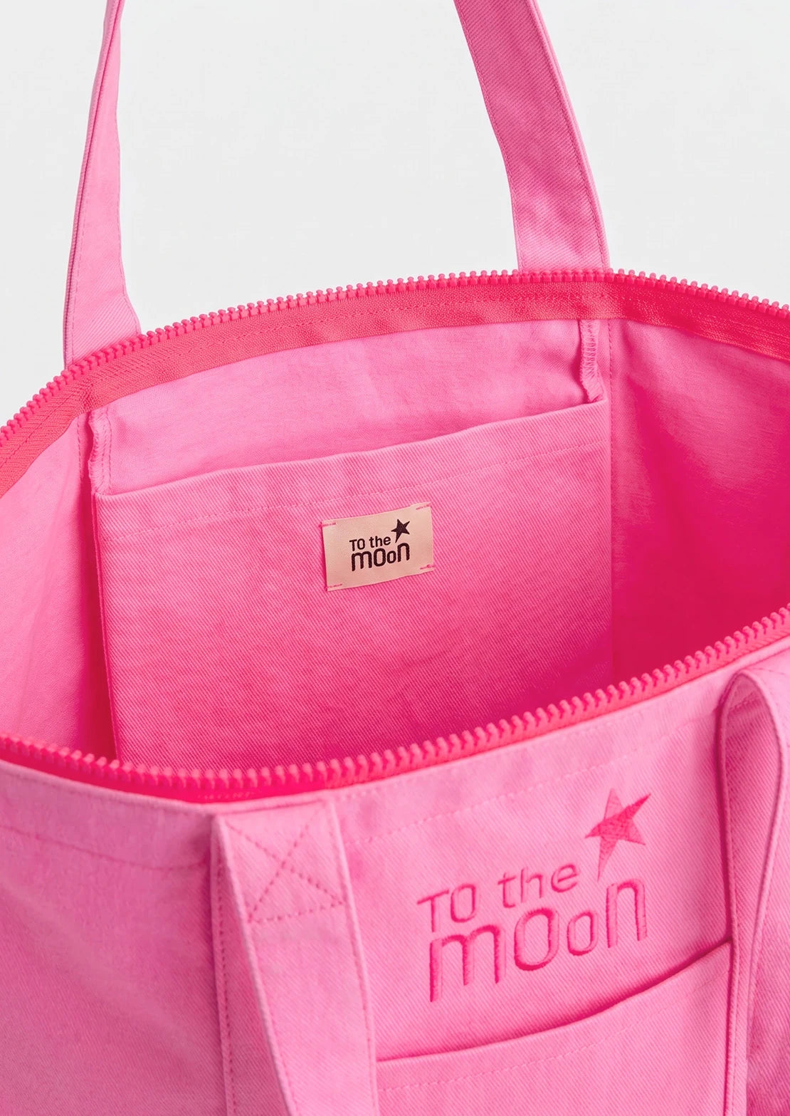 Bolsa multiusos en color rosa flúor con cremallera de To the Moon ideal para niña y mujer para uso diario.