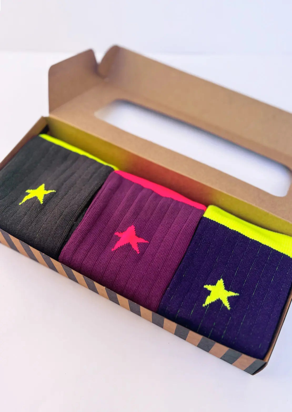 Caja de 3 pares de calcetines de To the Moon en canalé de caña alta con toques en neón.
