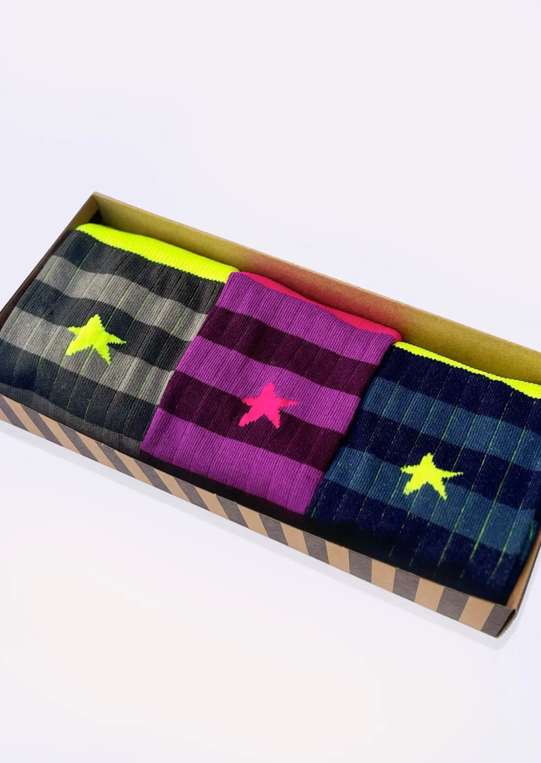 Caja de 3 pares de calcetines de To the Moon en canalé rayado de caña alta con toques en neón.
