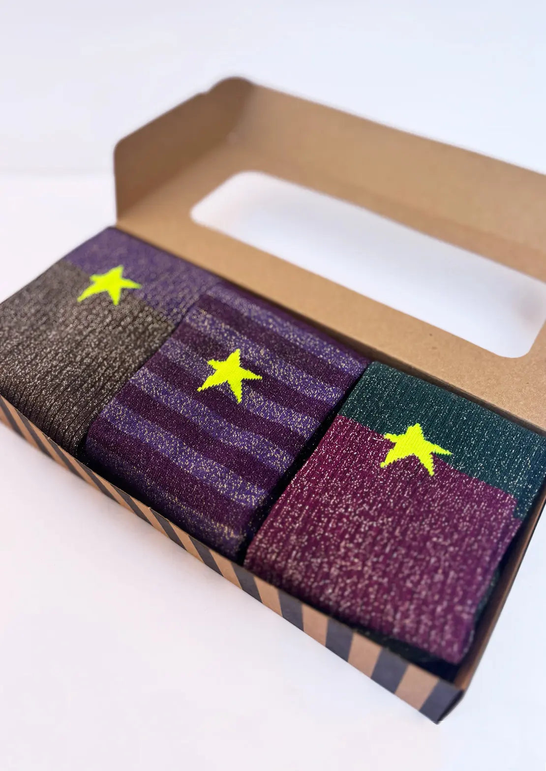 Caja de 3 pares de calcetines mix de To the Moon con lúrex de caña baja con toques en neón.
