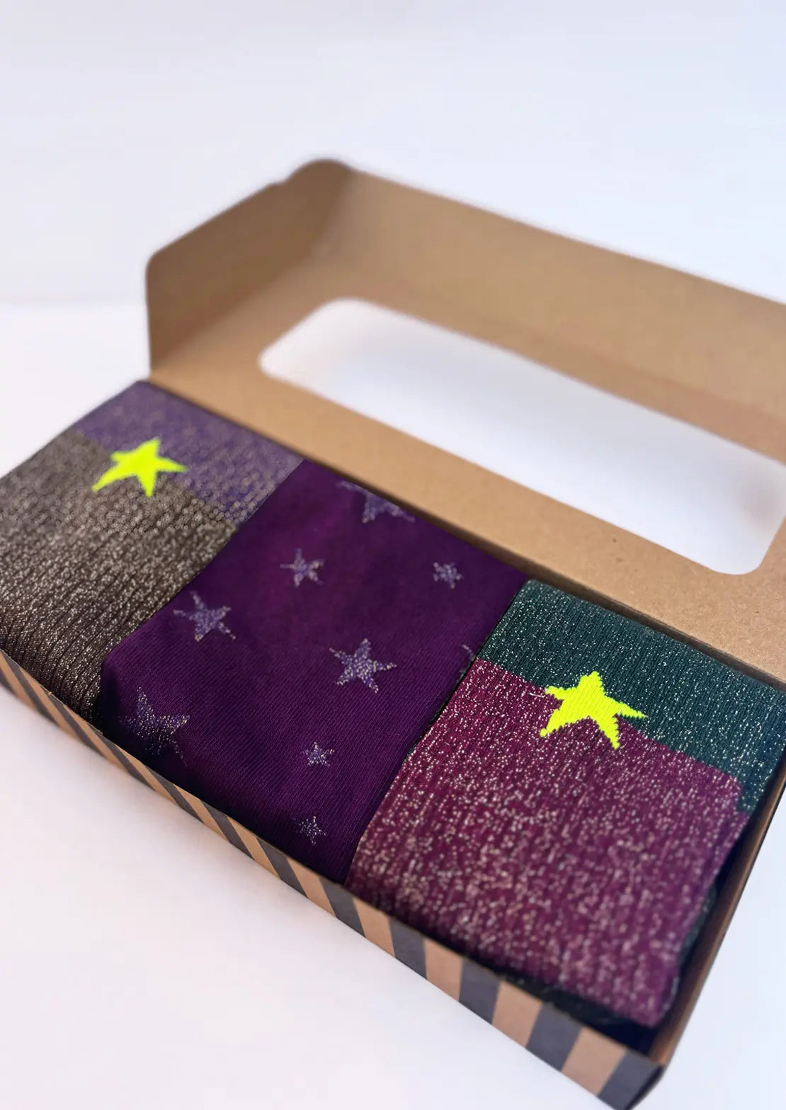 Caja de 3 pares de calcetines mix de To the Moon con lúrex de caña baja con toques en neón.
