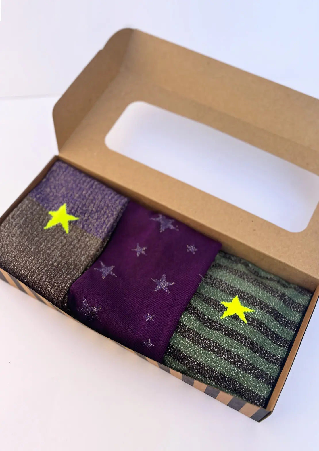 Caja de 3 pares de calcetines mix de To the Moon con lúrex de caña baja con toques en neón.
