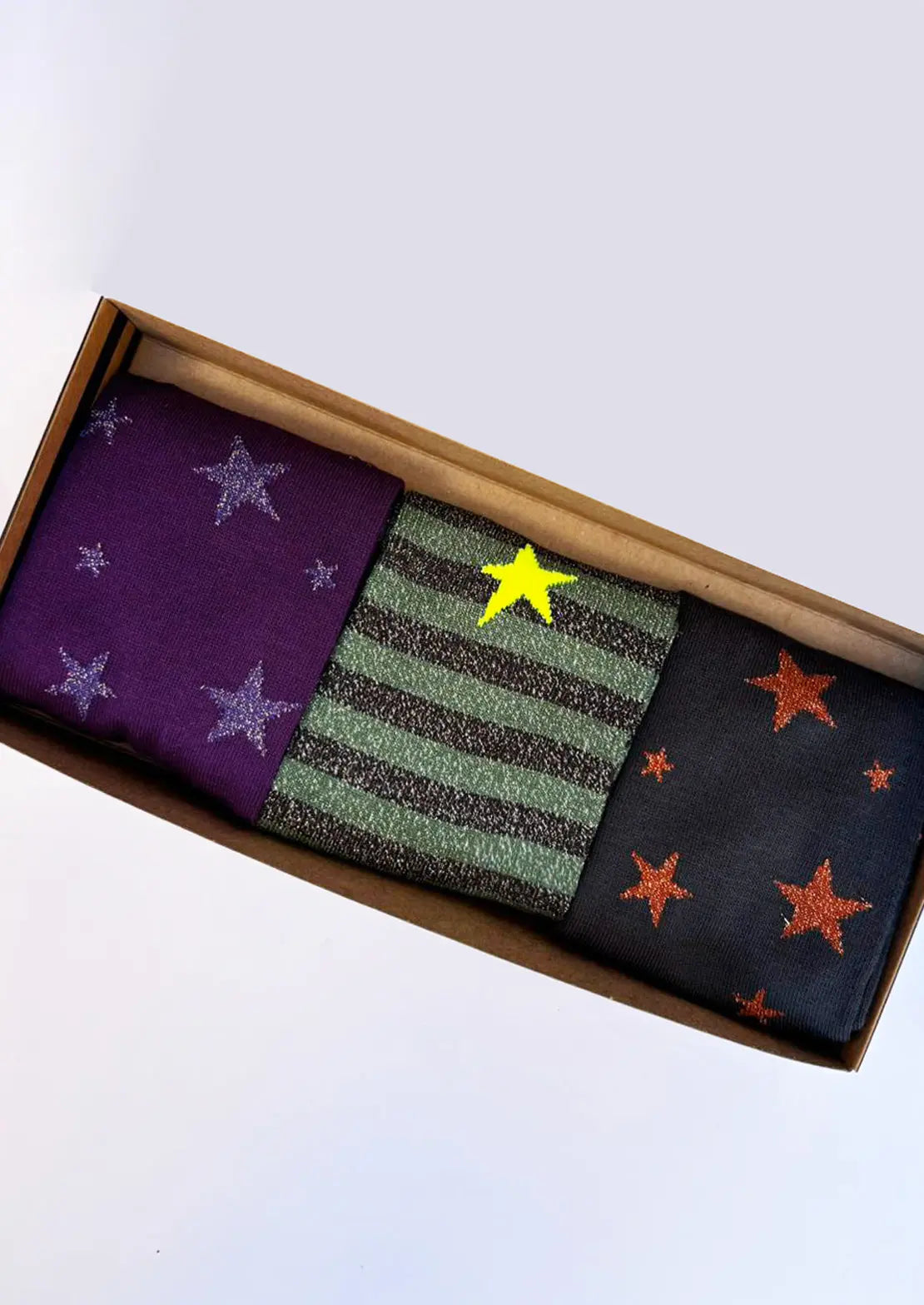 Caja de 3 pares de calcetines lurex stars de To the Moon con lúrex de caña baja con toques en neón.
