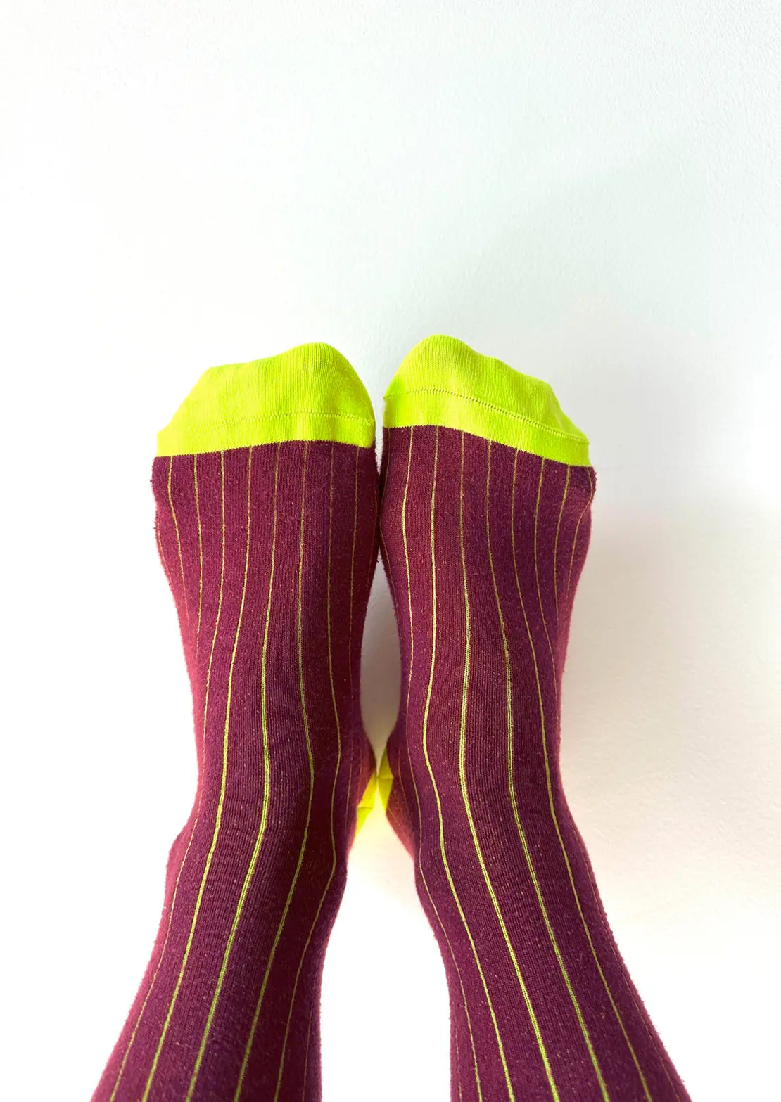 Calcetín de media caña en color burdeos y flúor. Modelo Canalé Burdeos para teens. Calcetines To the Moon
