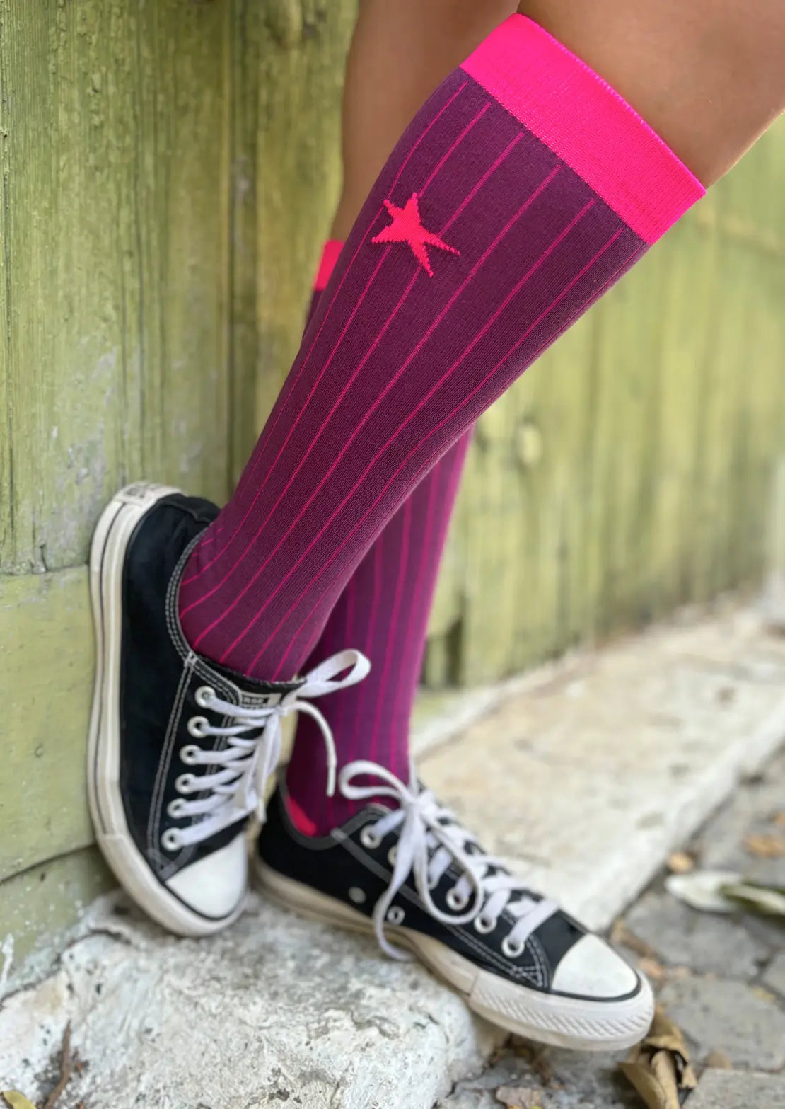 Calcetines de canalé berry con estrella rosa flúor. Calcetines altos de To the Moon de caña baja.