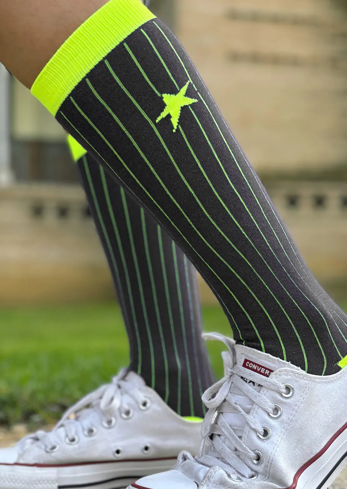 Calcetines de canalé gris oscuro con estrella y amarillo flúor. Calcetines de To the Moon de caña alta