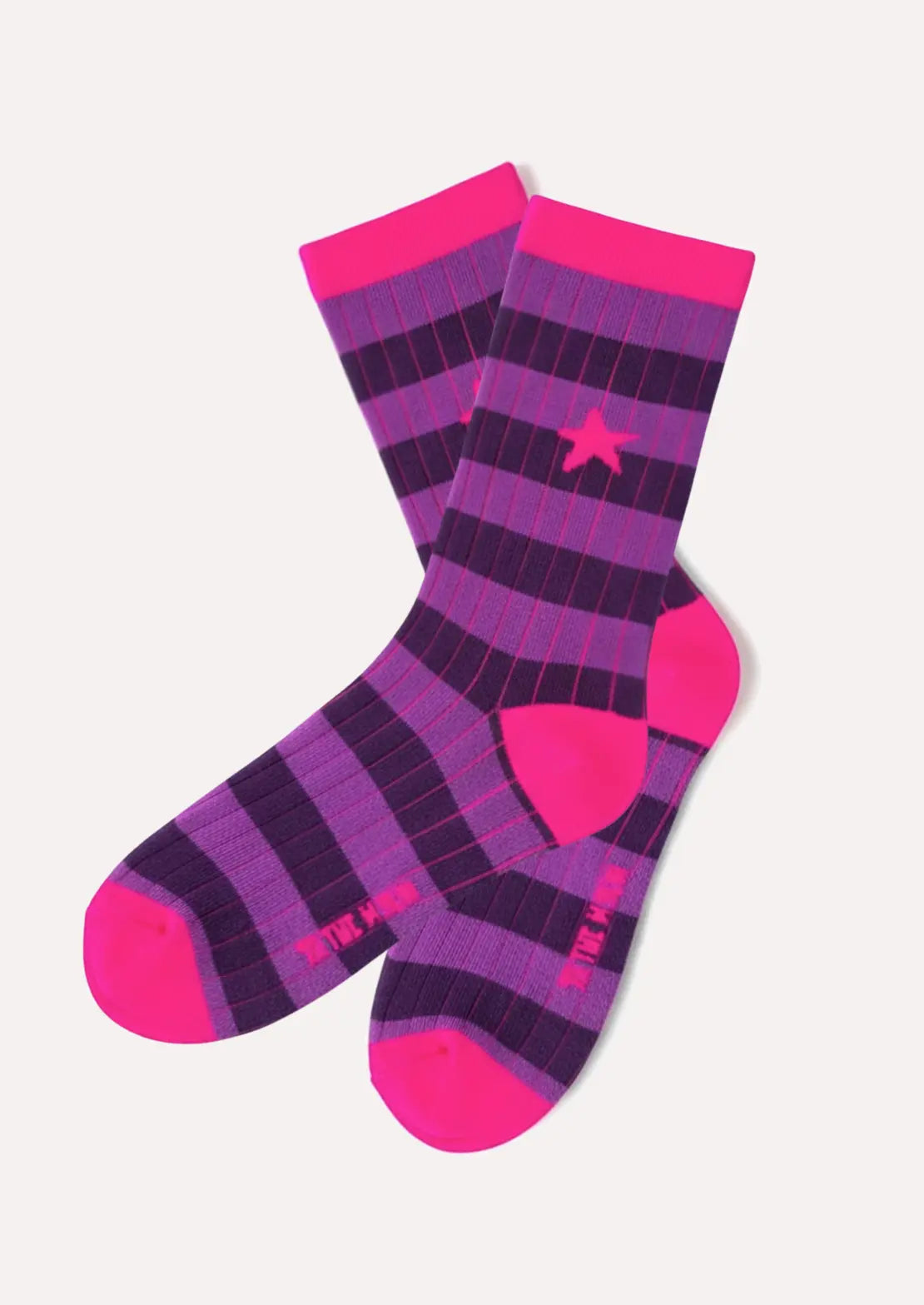 Calcetines de To the Moon de caña baja de canalé y rayas berry con estrella y rosa flúor. Ideales para teens.
