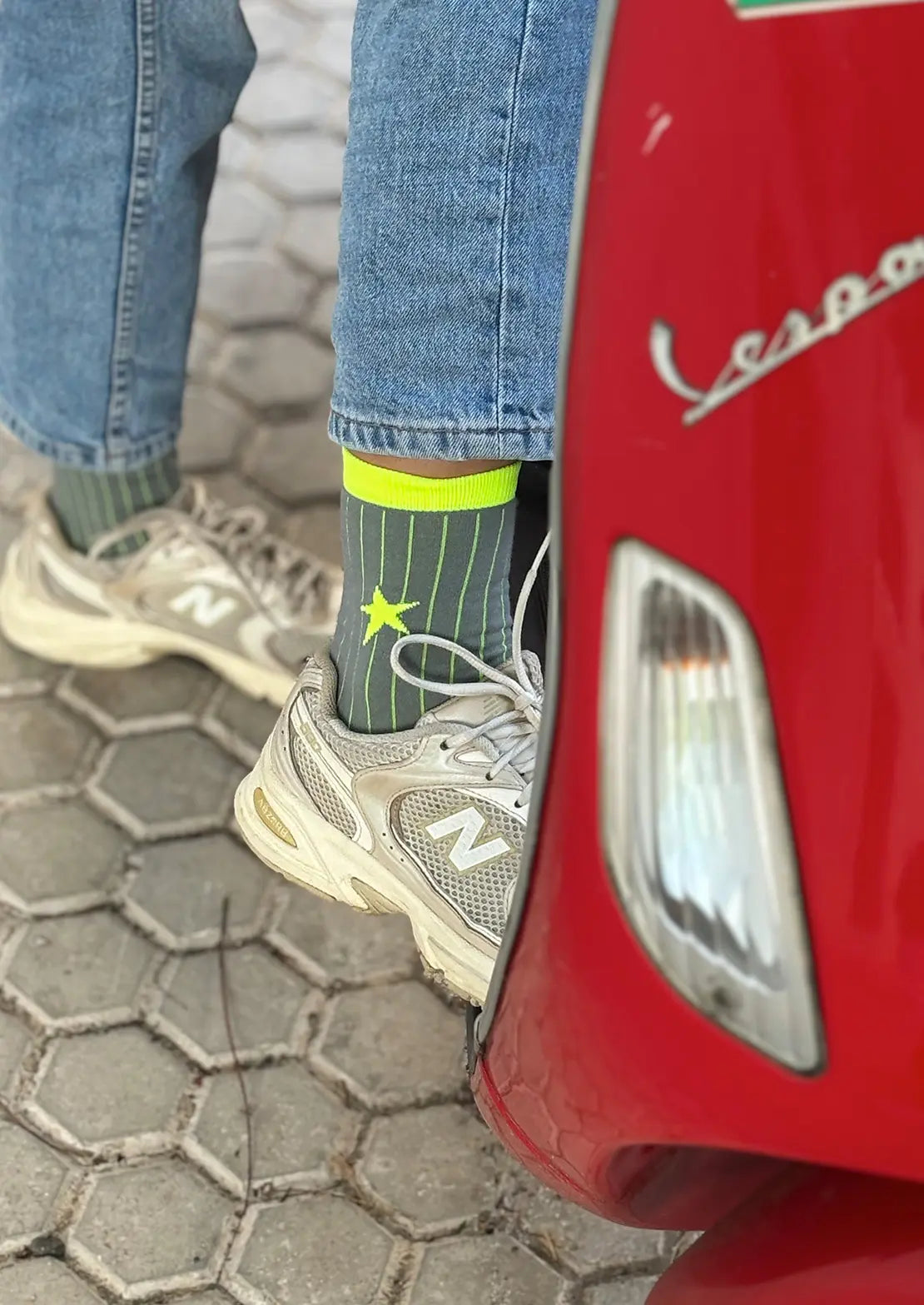 Calcetín media caña en color gris y estrella flúor. Modelo Canalé Grey. Calcetines To the Moon
