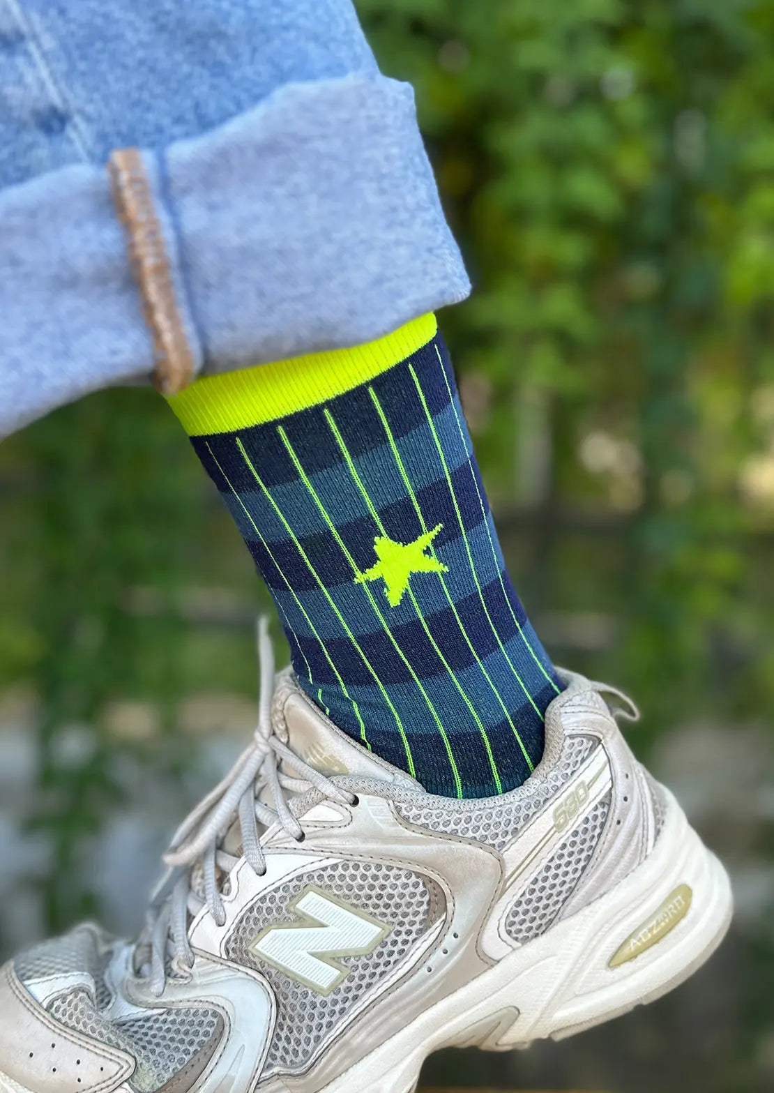 Calcetines de canalé rayas azules con estrella amarillo flúor. Calcetines de To the Moon de caña baja.