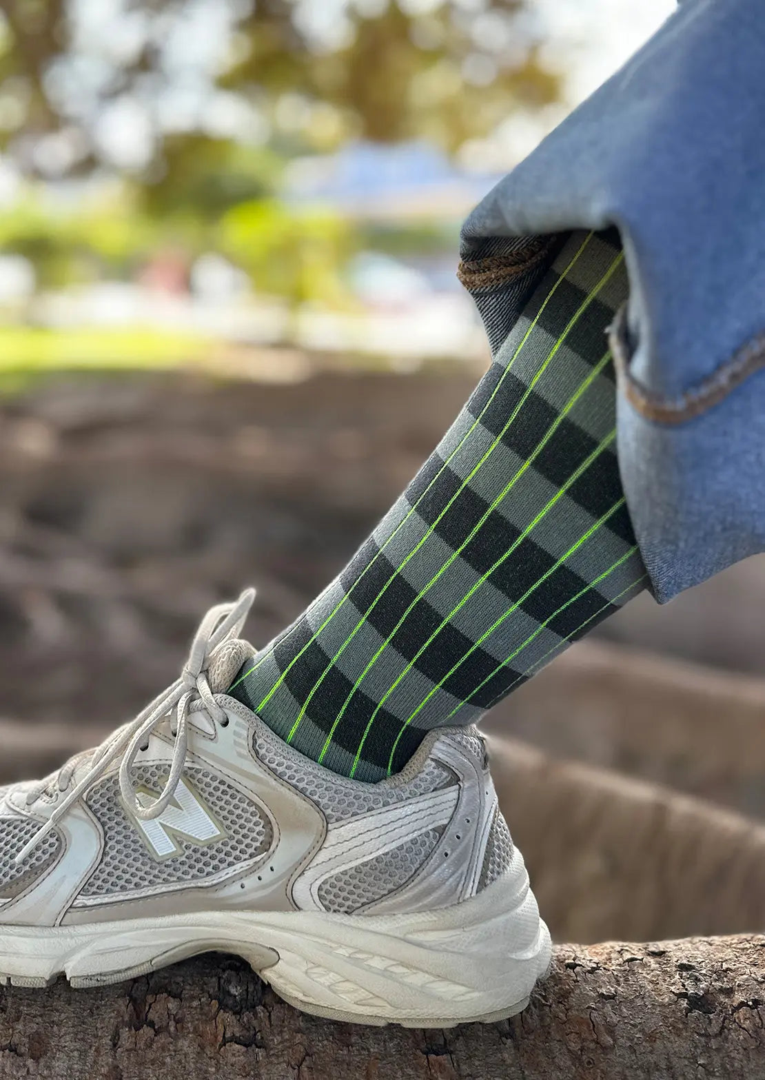 Calcetines de canalé rayas grises con estrella anarillo  flúor. Calcetines altos de To the Moon de caña baja.