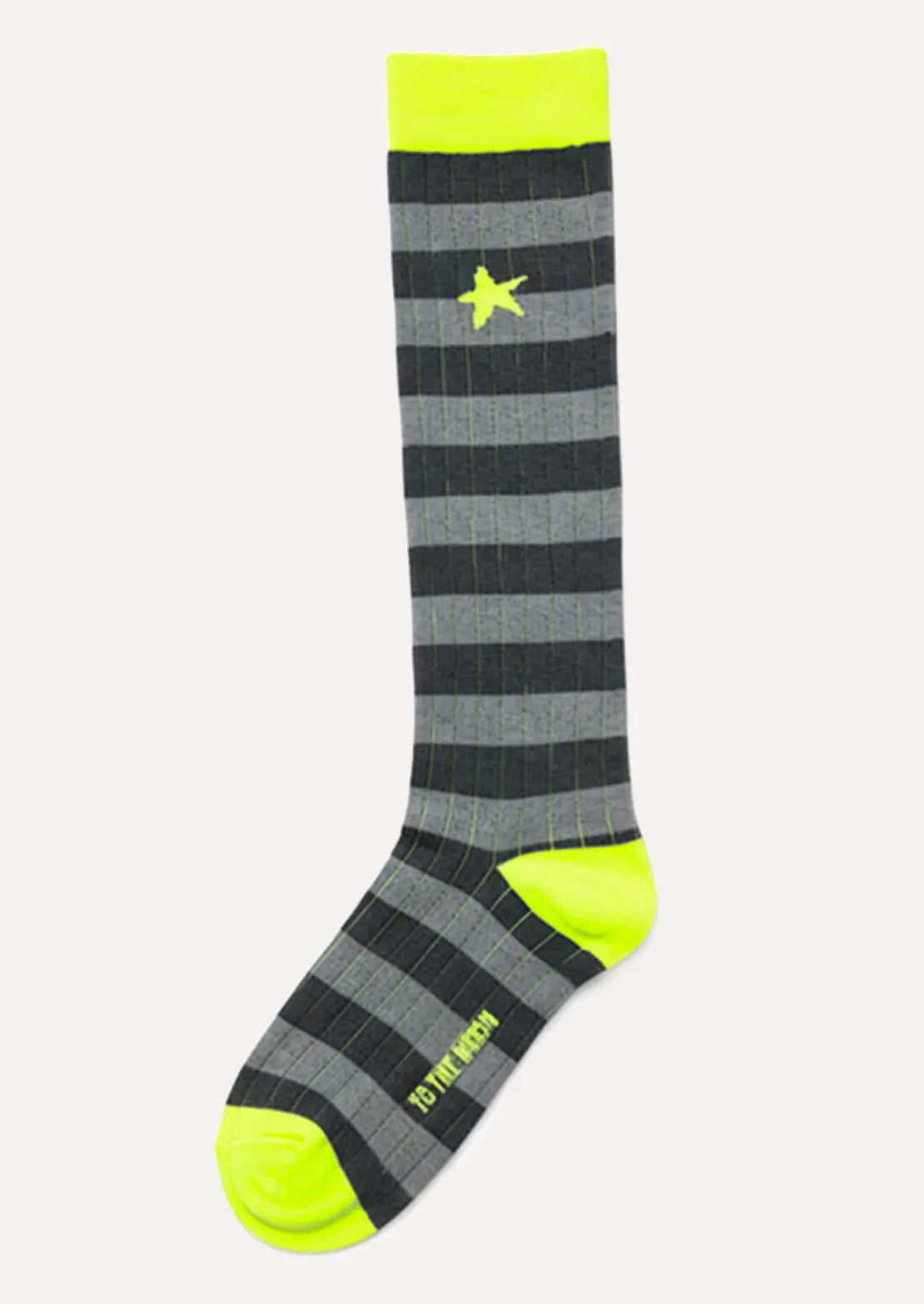 Calcetines de To the Moon de caña alta de canalé rayas grises con estrella amarillo flúor.