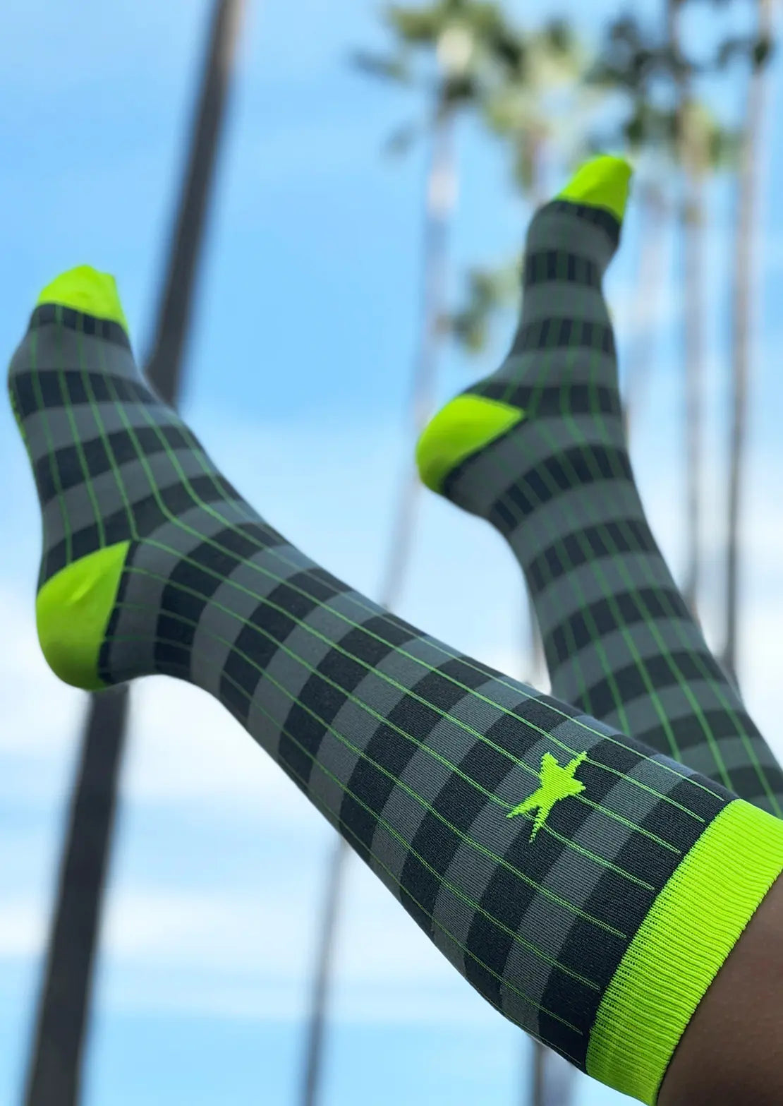 Calcetines de canalé rayas grises con estrella amarillo flúor. Calcetines de To the Moon de caña baja.