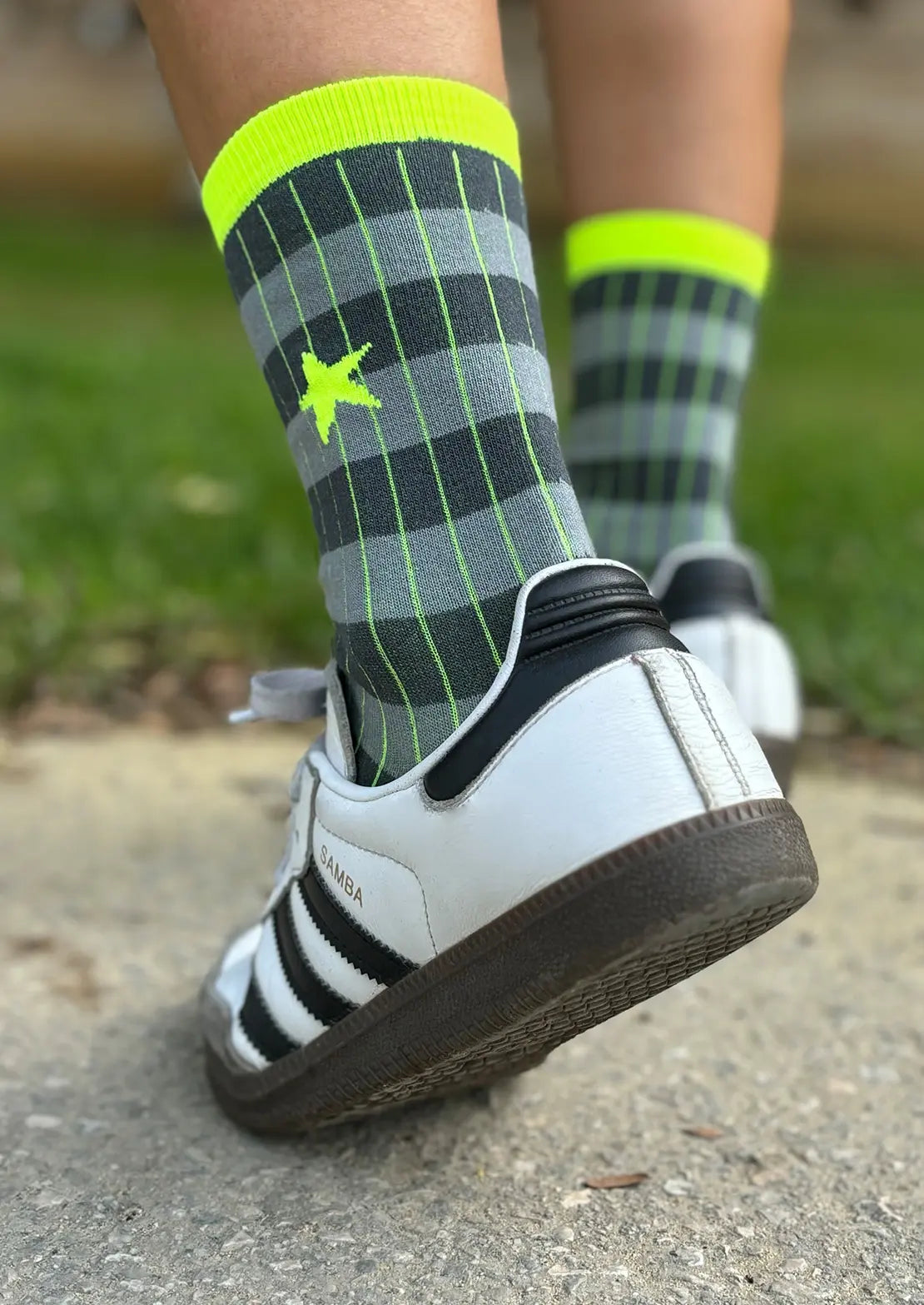 Calcetines de canalé rayas grises con estrella amarillo flúor. Calcetines de To the Moon de caña baja.